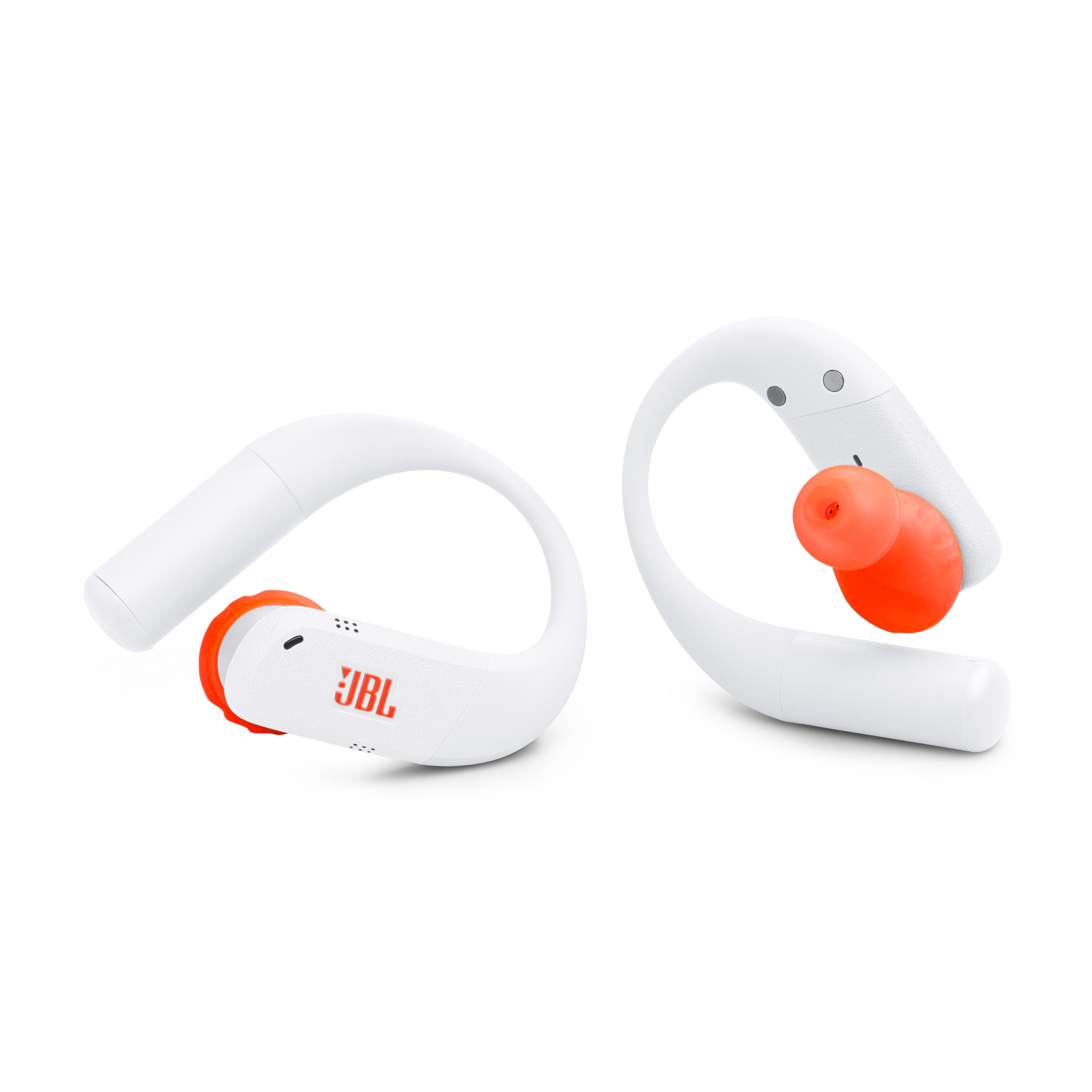 Zwei weiße JBL-Kopfhörer mit orangefarbenen Ohrstöpseln auf weißem Hintergrund.