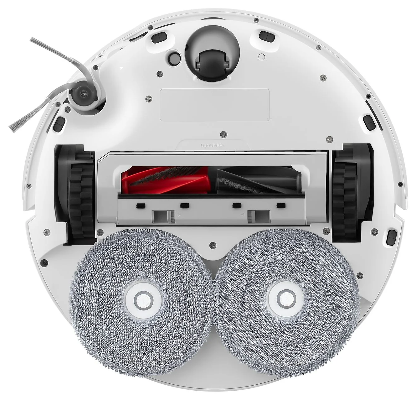 Fehér robotporszívó alsó része forgó kefékkel és felmosó párnákkal.