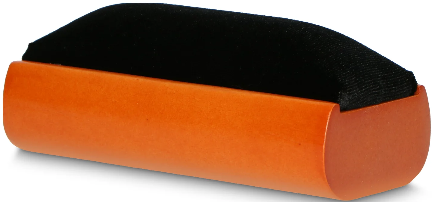 Ein orangefarbener Tafelwischer mit schwarzem Filz.