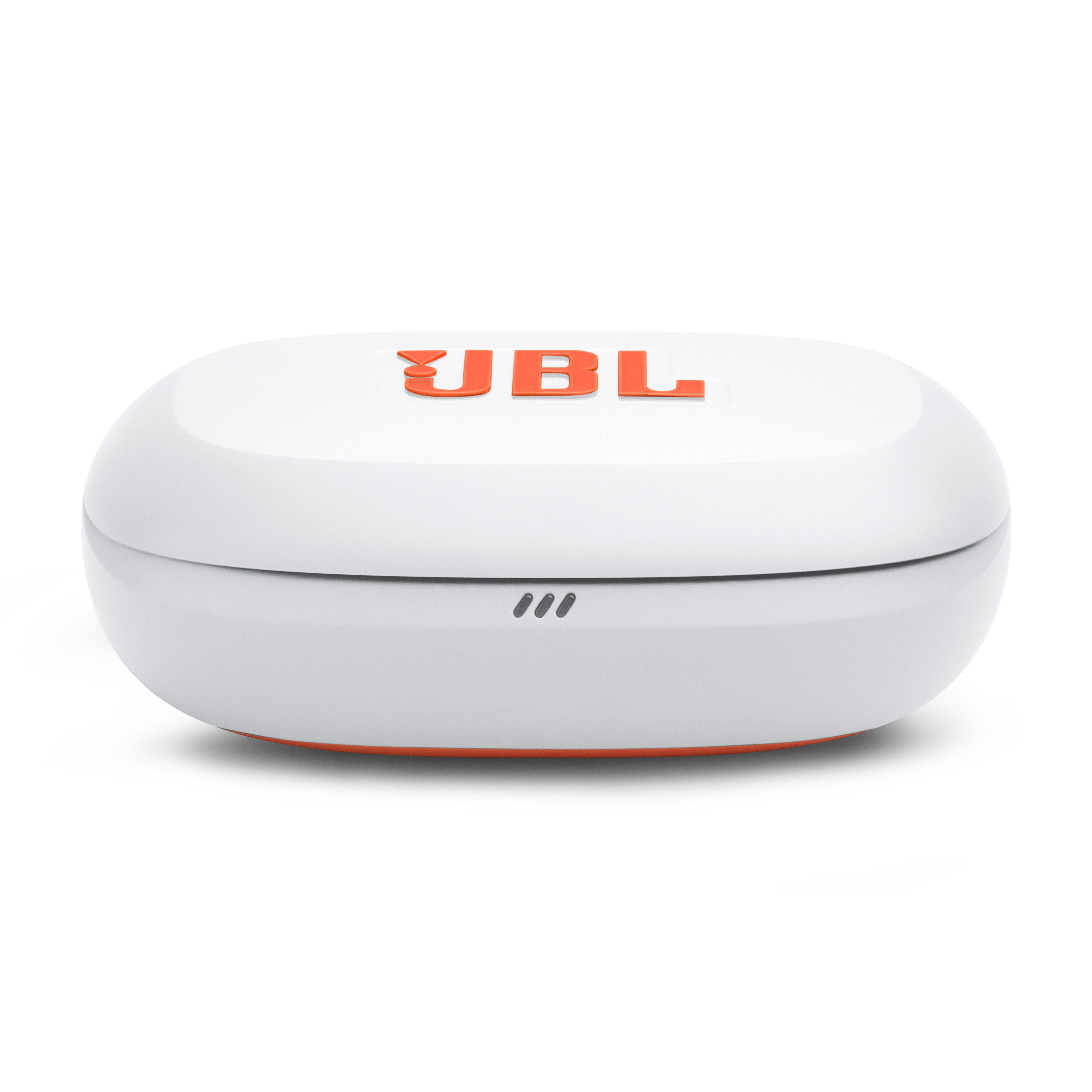Weiße JBL-Ohrhörerhülle mit orangefarbenem Logo und Akzenten.