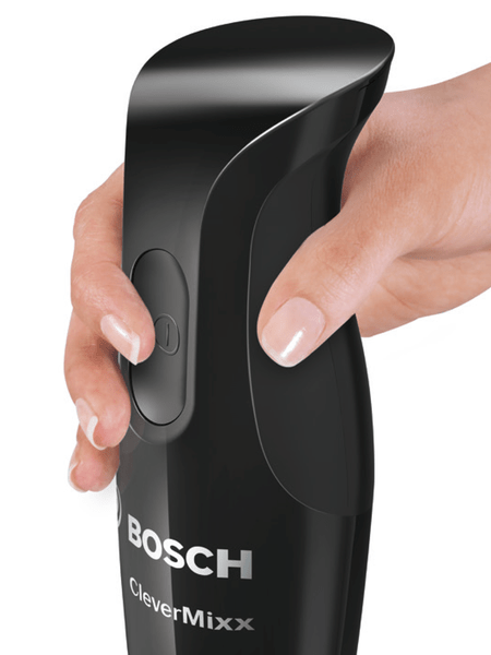 Bir el, gümüş "CleverMixx" yazılı siyah bir Bosch el blenderini tutuyor.