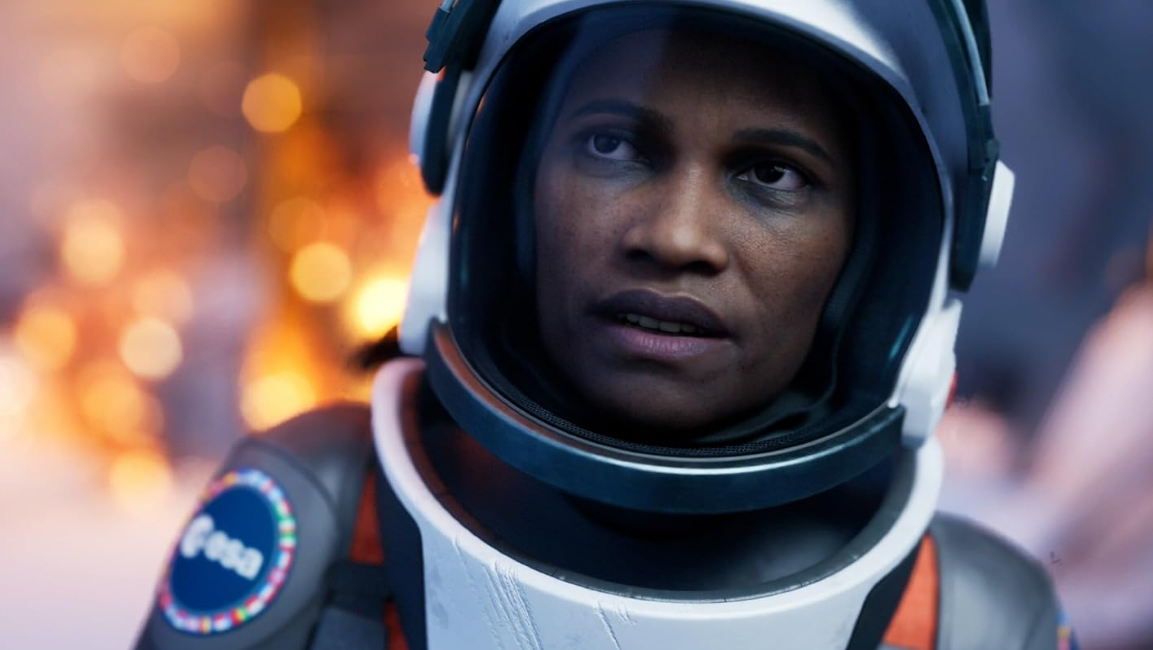 Eine Astronautin mit Helm blickt nach rechts. Ihr Anzug hat ein ESA-Logo.