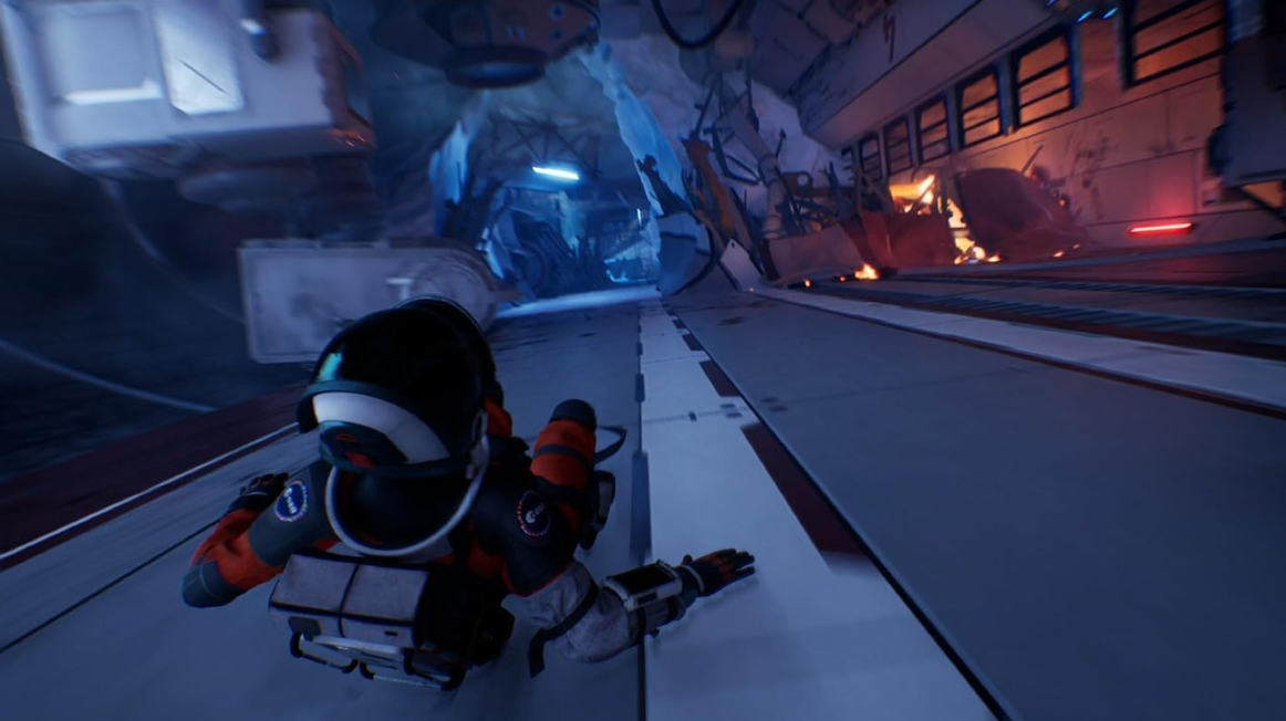 Ein Astronaut in einem orange-weißen Anzug rutscht auf einem Korridor aus. Zerstörung im Hintergrund.