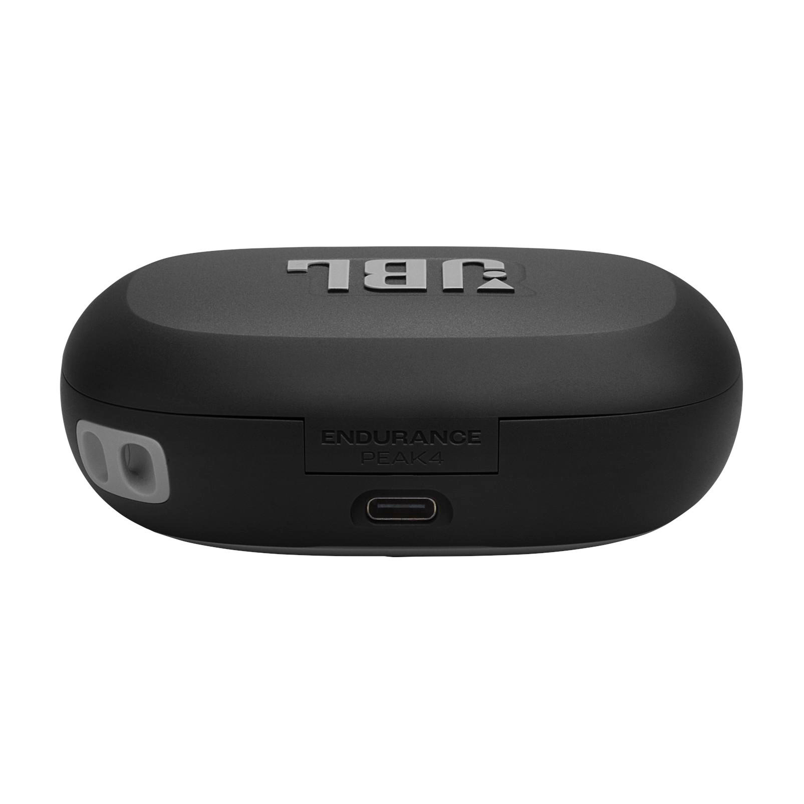 Schwarzes JBL Ladeetui mit USB-C-Anschluss und Prägung.