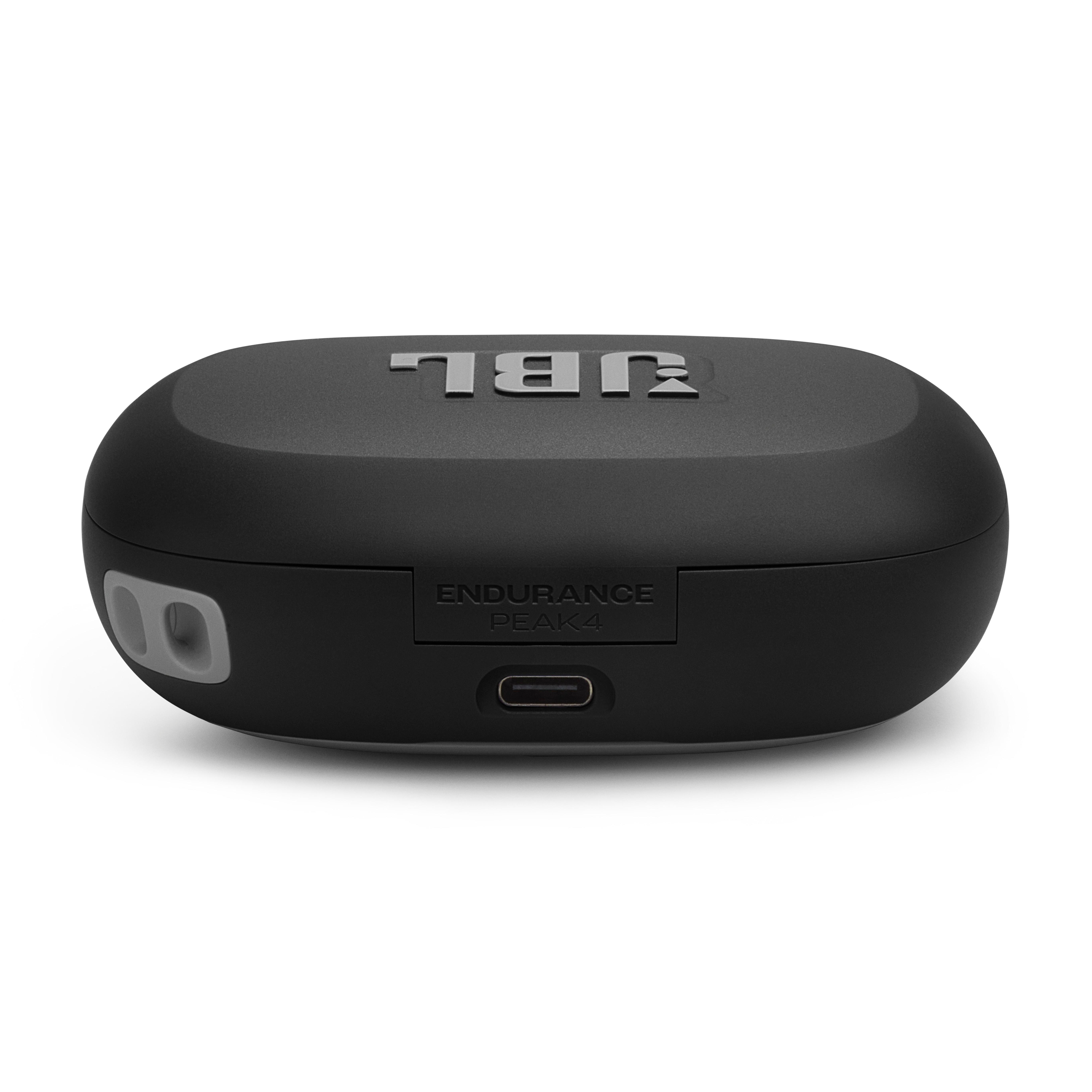 Schwarzes JBL Ladecase mit USB-C-Anschluss und geprägtem Logo.