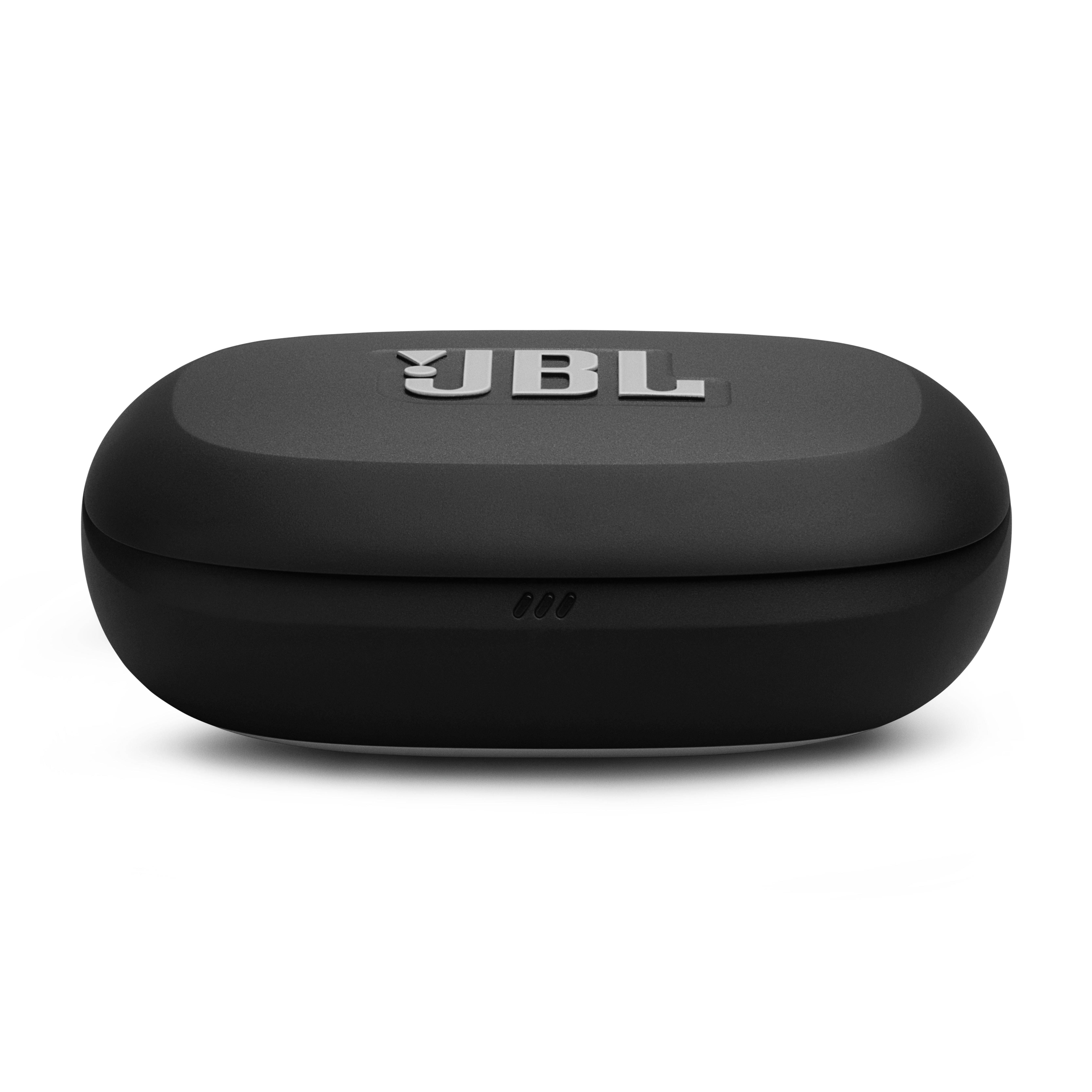 Schwarzes JBL-Ladeetui mit geprägtem Logo und drei Ladeanzeigen.