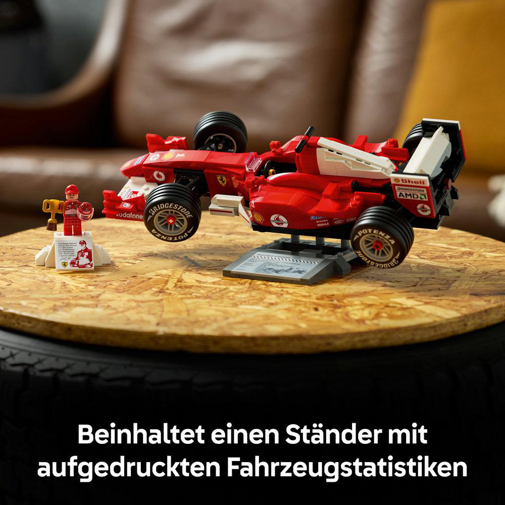 Ein roter Lego-Rennwagen mit einem Ständer und einer Figur.