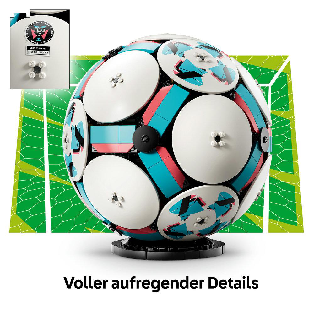 Ein Lego-Fußball mit grünen Netzmustern, weißer, blauer und roter Verzierung.