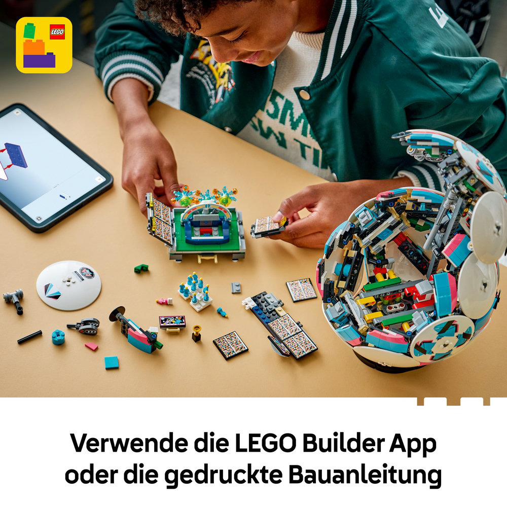 Ein Junge baut mit bunten Lego-Steinen an einem Fußball.