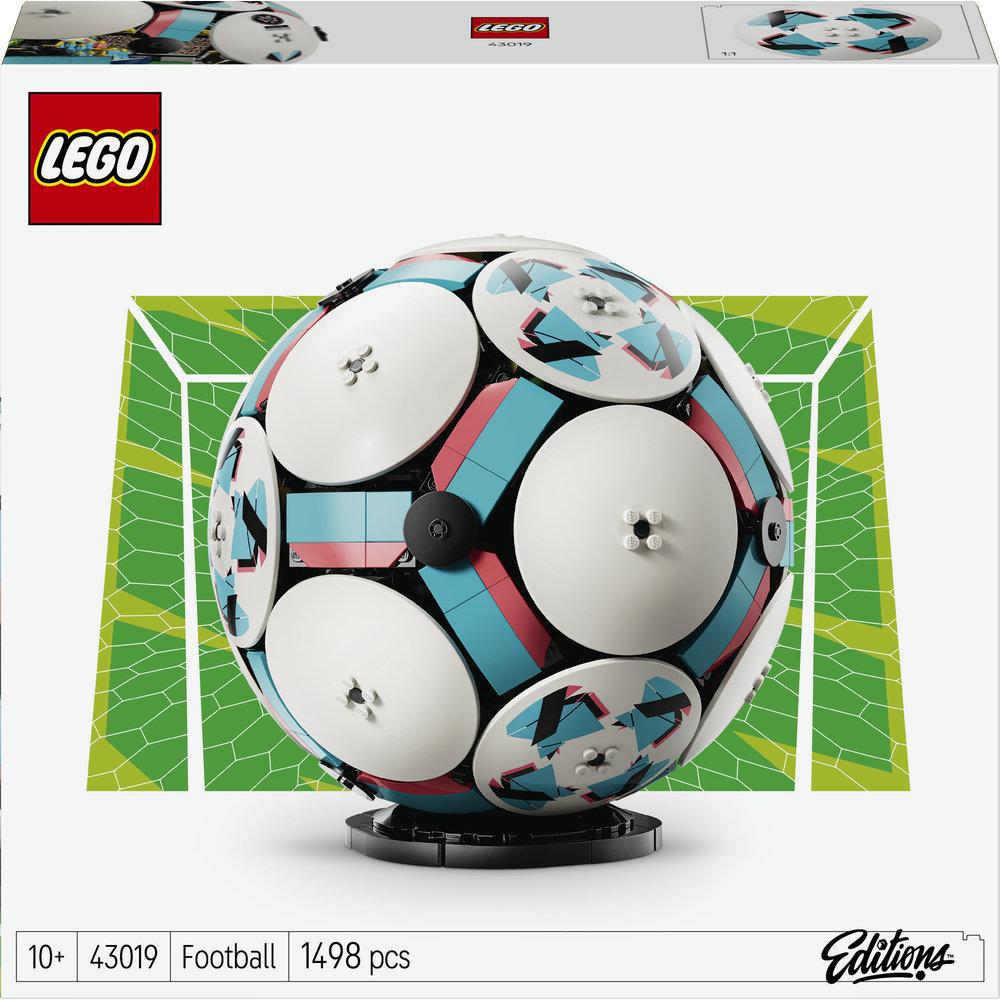 Ein Lego-Fußball-Set mit einem detaillierten Fußball vor einem grünen Tornetz.