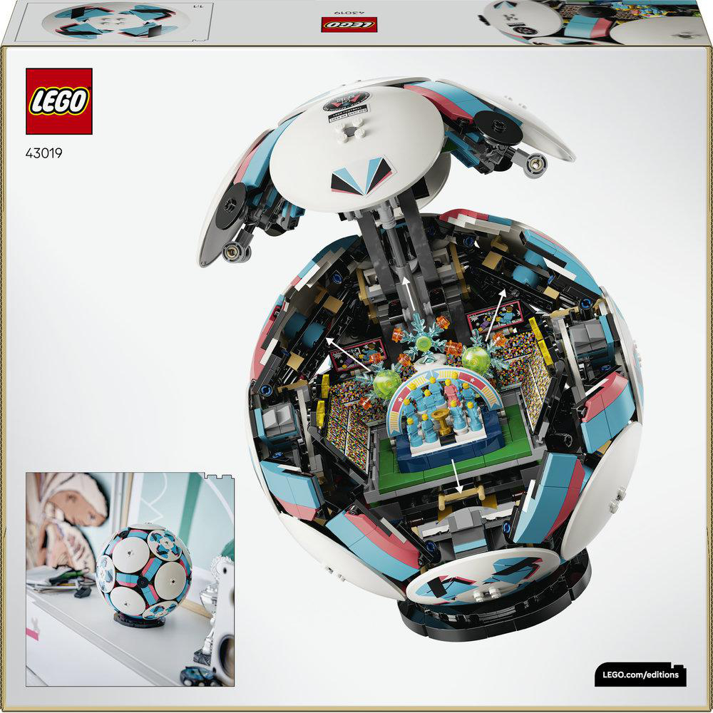 LEGO Fußball-Set mit geöffneter Kugel, die eine Arena mit Spielern zeigt.