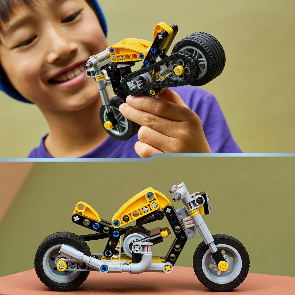 Ein Junge hält ein gelbes Lego-Motorrad. Unten ist das Motorrad zu sehen.