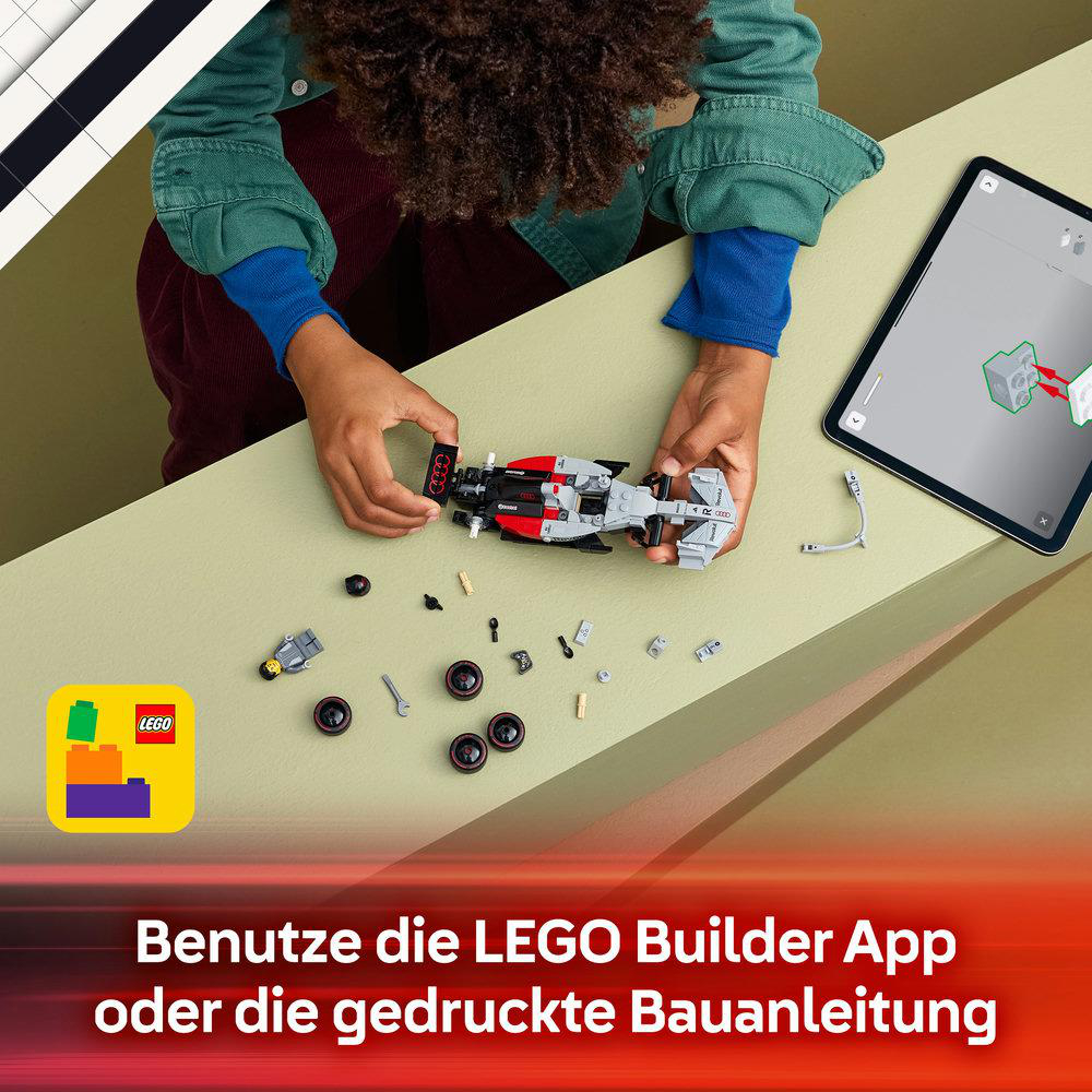 Kind baut einen Lego-Rennwagen mit App-Anleitung auf einem Tisch.