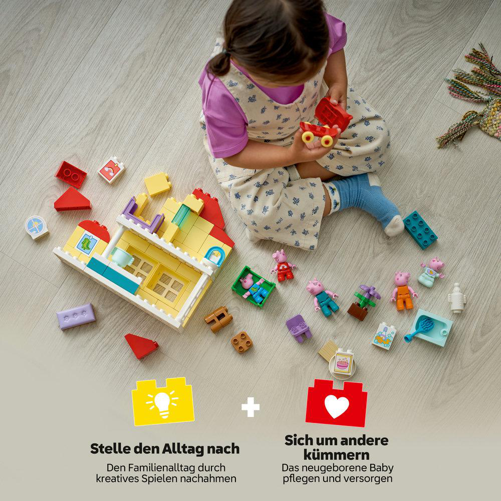 Ein Kind spielt mit bunten Bausteinen und Figuren auf dem Boden.