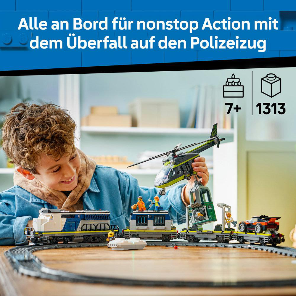 Kind spielt mit LEGO Zug und Hubschrauber. Alter 7+, 1313 Teile.
