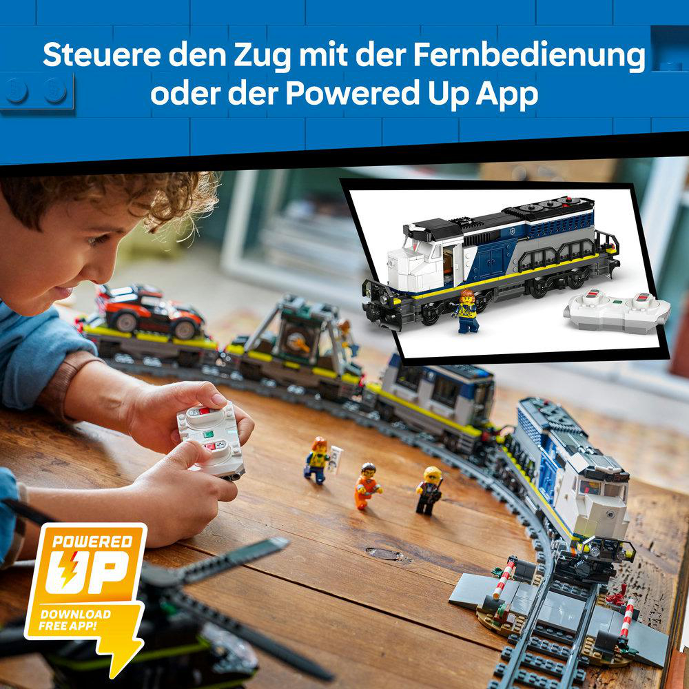 Kind spielt mit Lego Zug und Fernbedienung auf einem Holztisch.