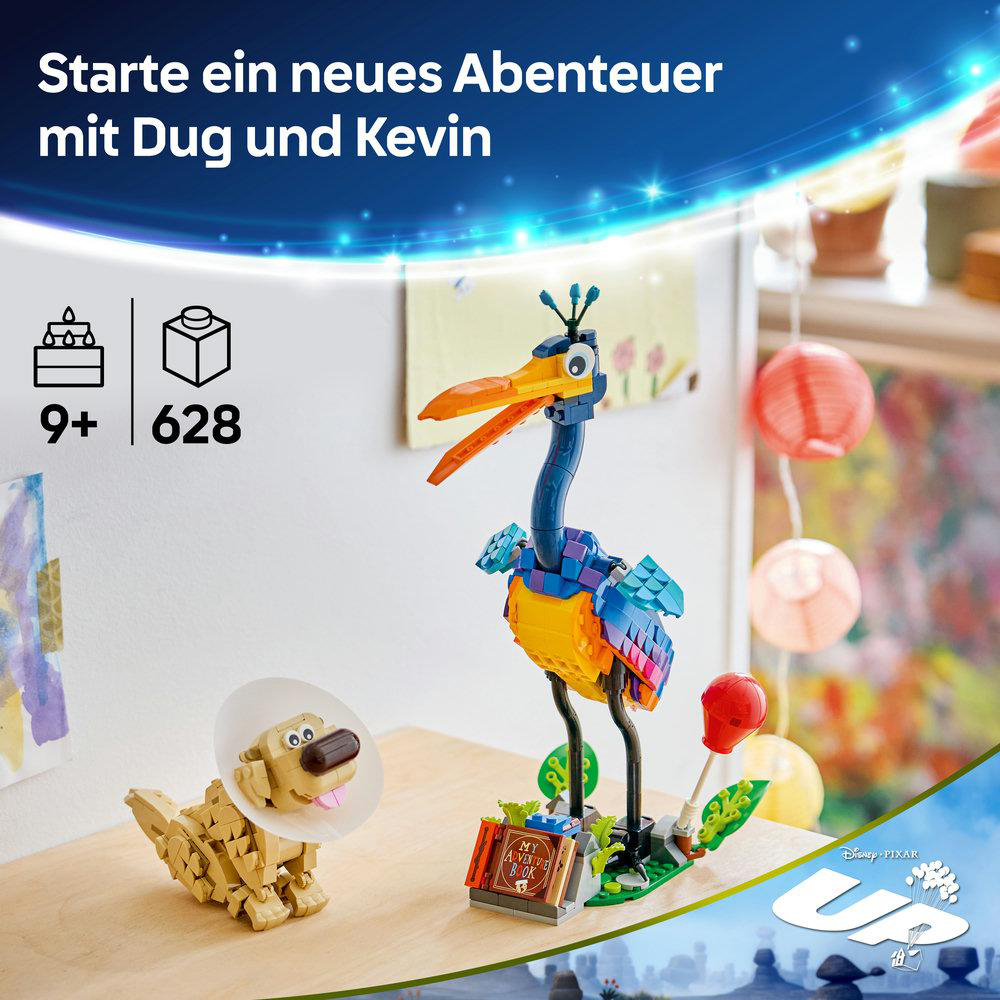 Lego-Figuren von Dug mit Halskragen und Kevin dem Vogel auf einem Tisch.