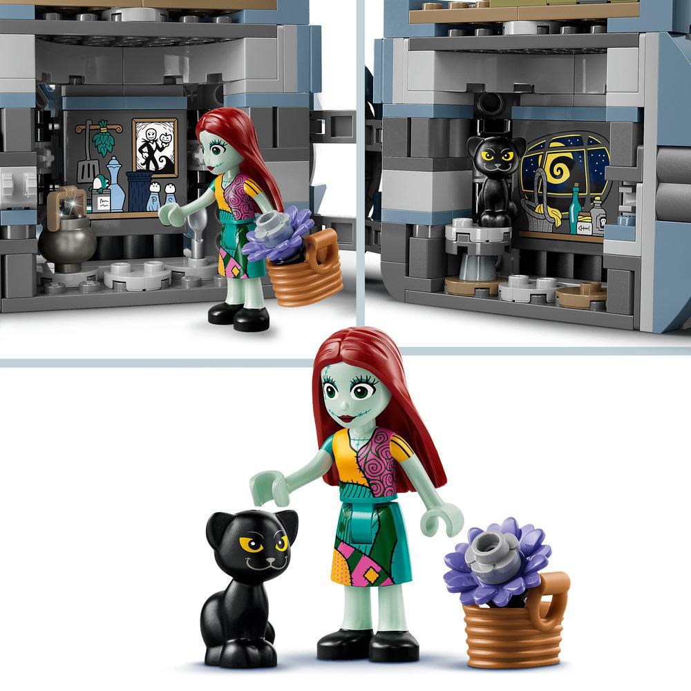 Sally und schwarze Katze mit LEGO-Kulisse aus Nightmare Before Christmas.