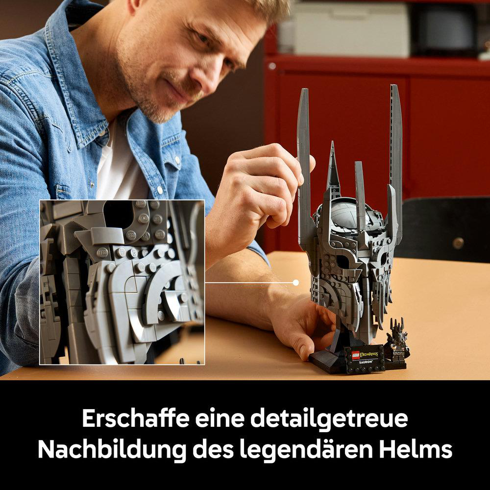 Mann baut detailgetreues Lego-Modell von Saurons Helm. Nahaufnahme des Helms.