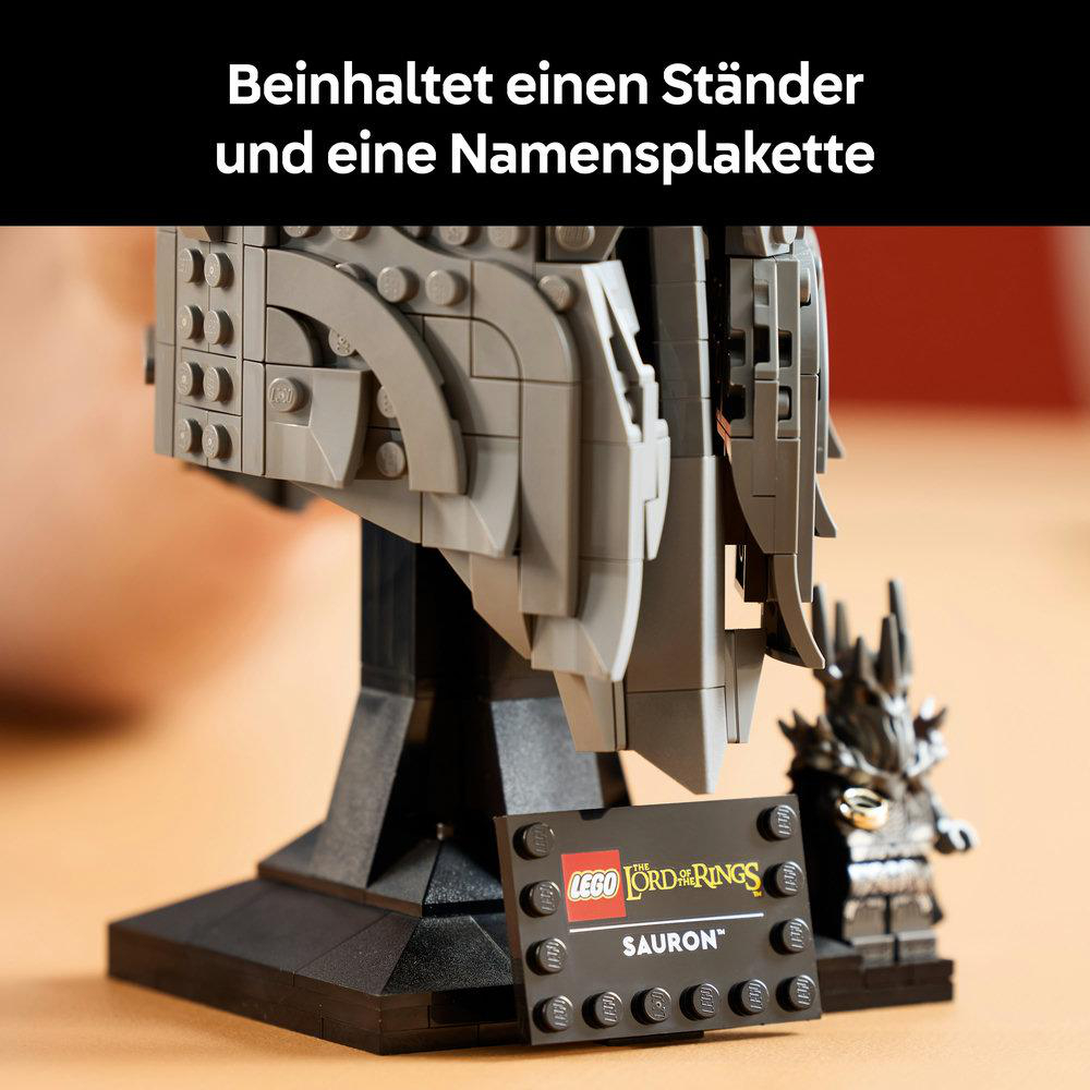 Graues Lego-Modell von Sauron mit Ständer und Namensplakette.