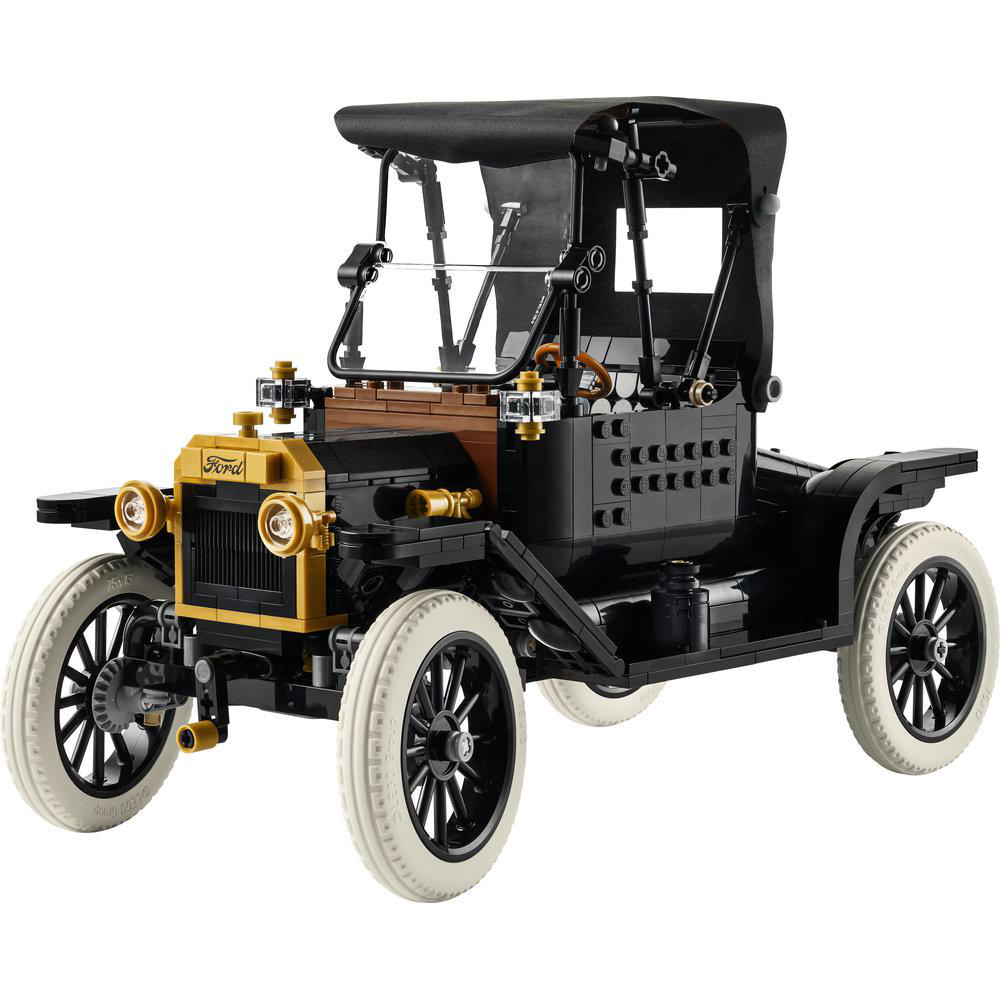 Ein schwarzes und goldenes Ford Modell-T-Spielzeugauto mit weißen Reifen.