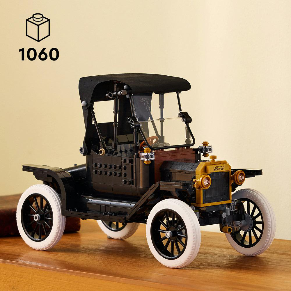 Ein schwarzes LEGO-Modell eines Ford Model T von 1915 mit weißen Reifen.