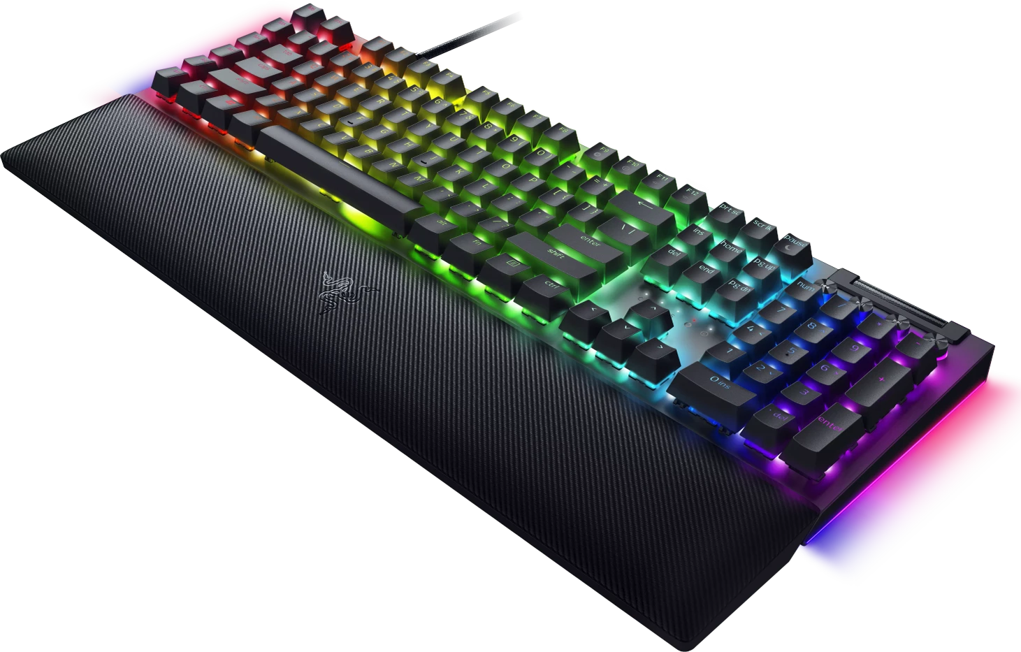 Egy fekete billentyűzet RGB világítással és csuklótámasszal.