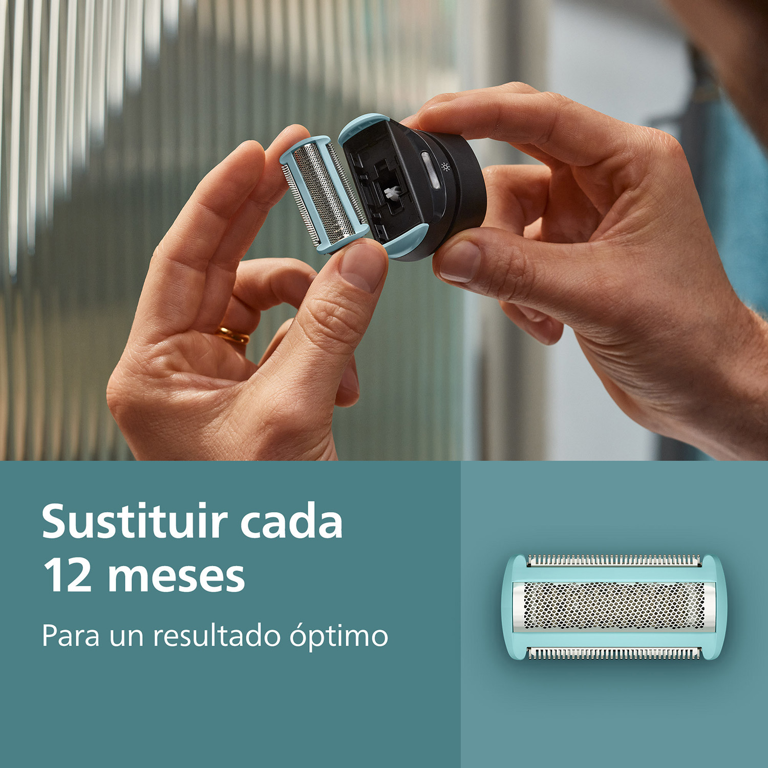 Manos sujetando cabezal de afeitadora. Azul y negro. Reemplazar cada 12 meses.