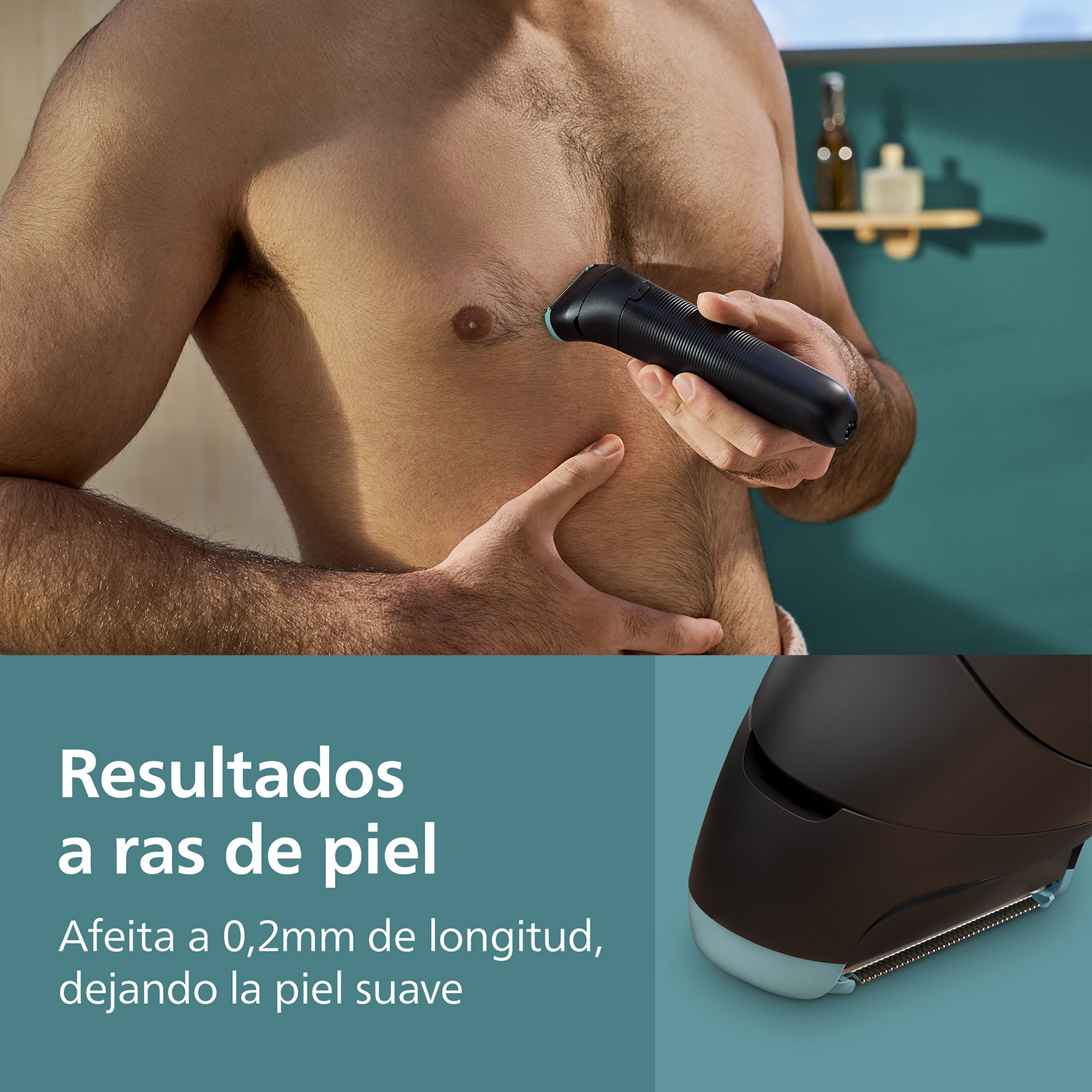 Hombre recorta pelo del pecho con recortadora negra. Primer plano de la recortadora.