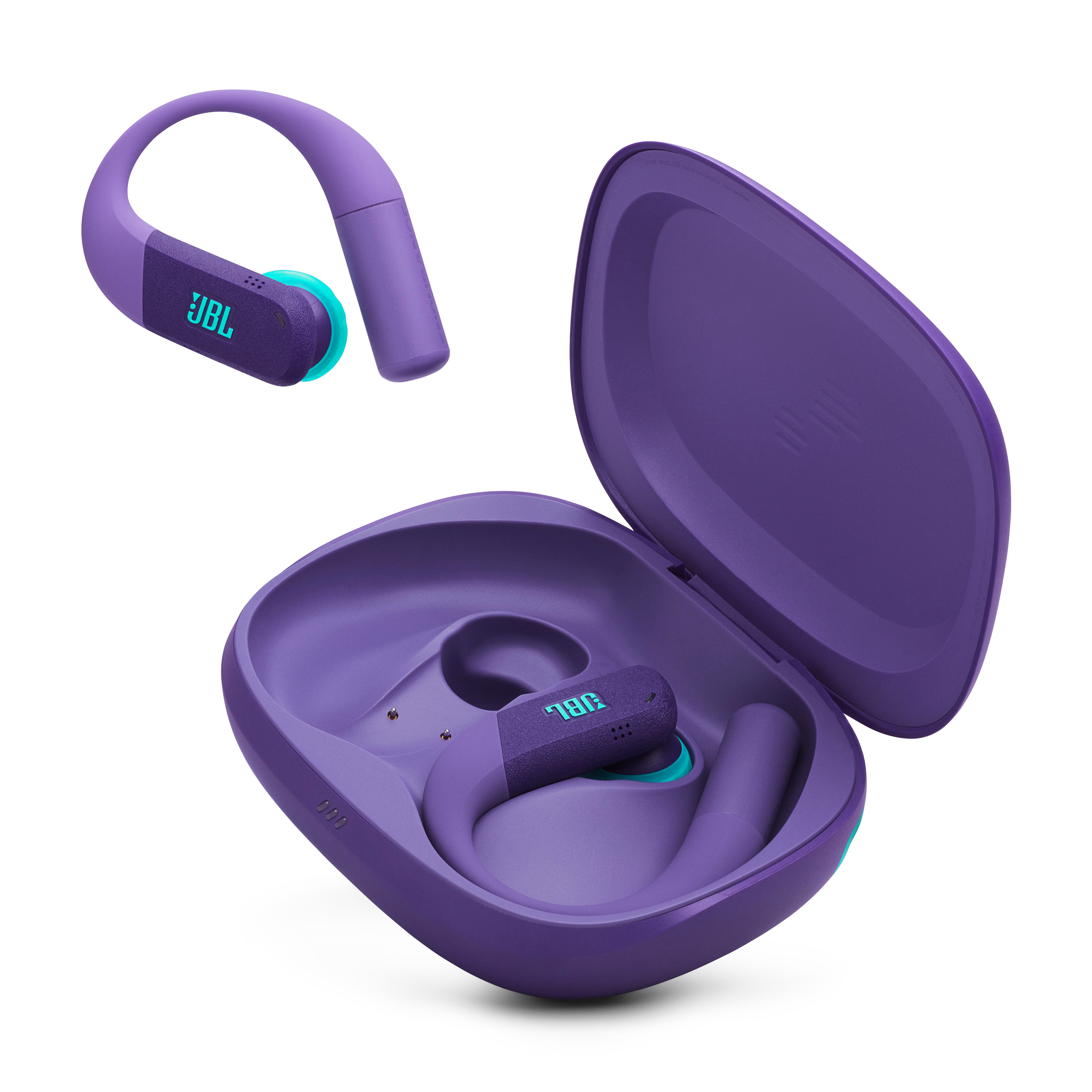 Lila JBL Kopfhörer mit Ladecase. Ein Hörer ist außerhalb des geöffneten Cases.