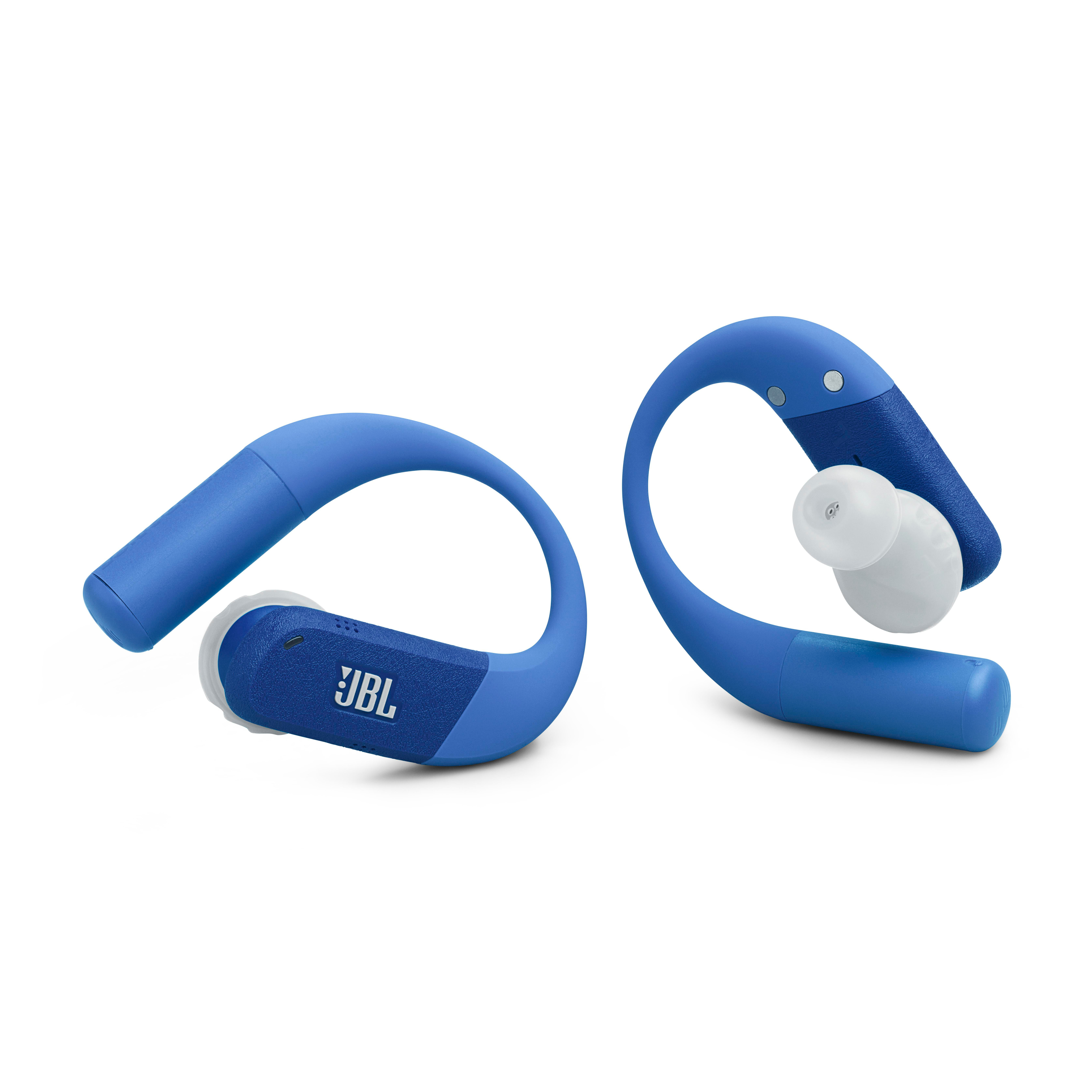 Zwei blaue JBL-Ohrhörer mit Bügeln und weißen Ohrstöpseln auf weißem Grund.