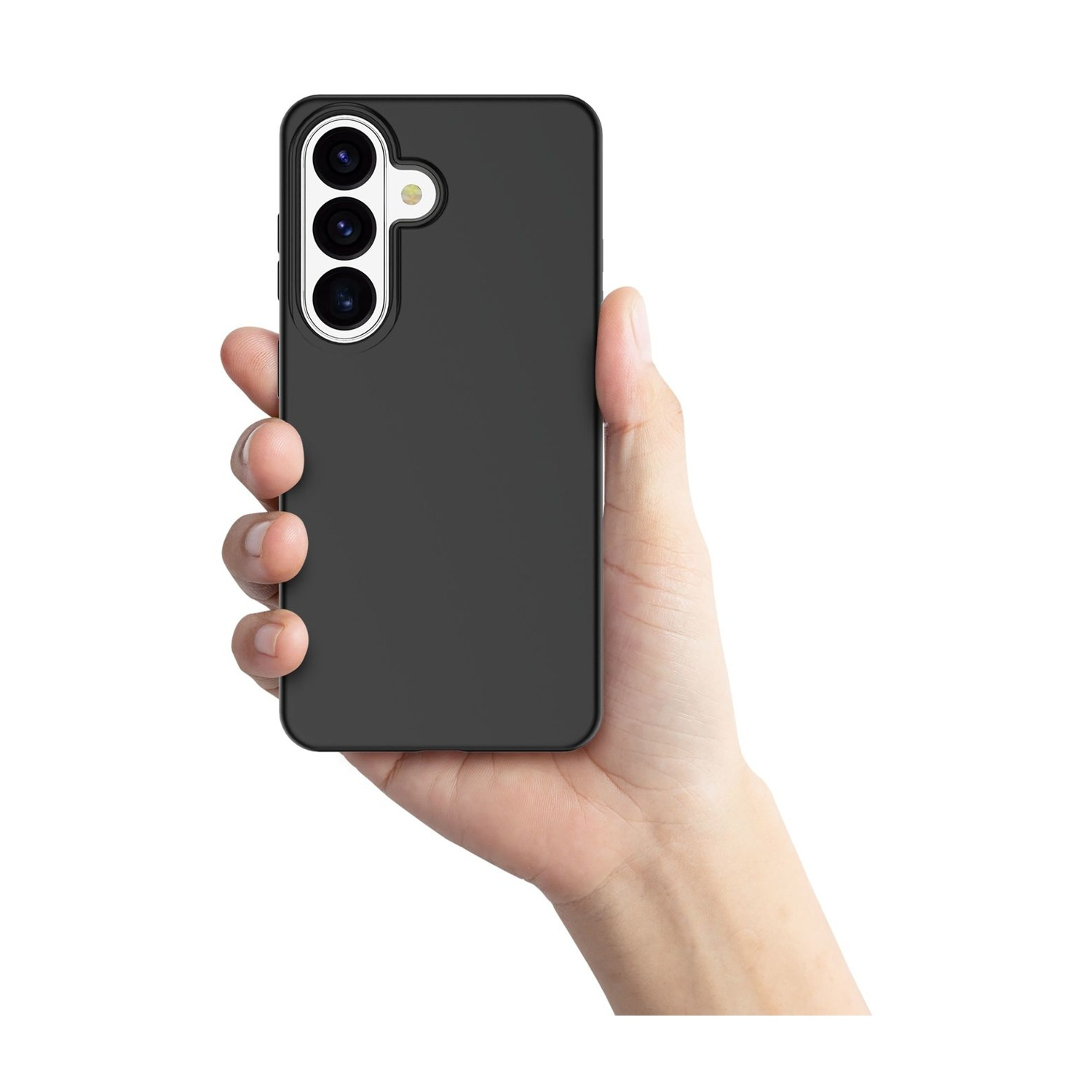 Una mano tiene uno smartphone nero con tripla fotocamera su sfondo bianco.