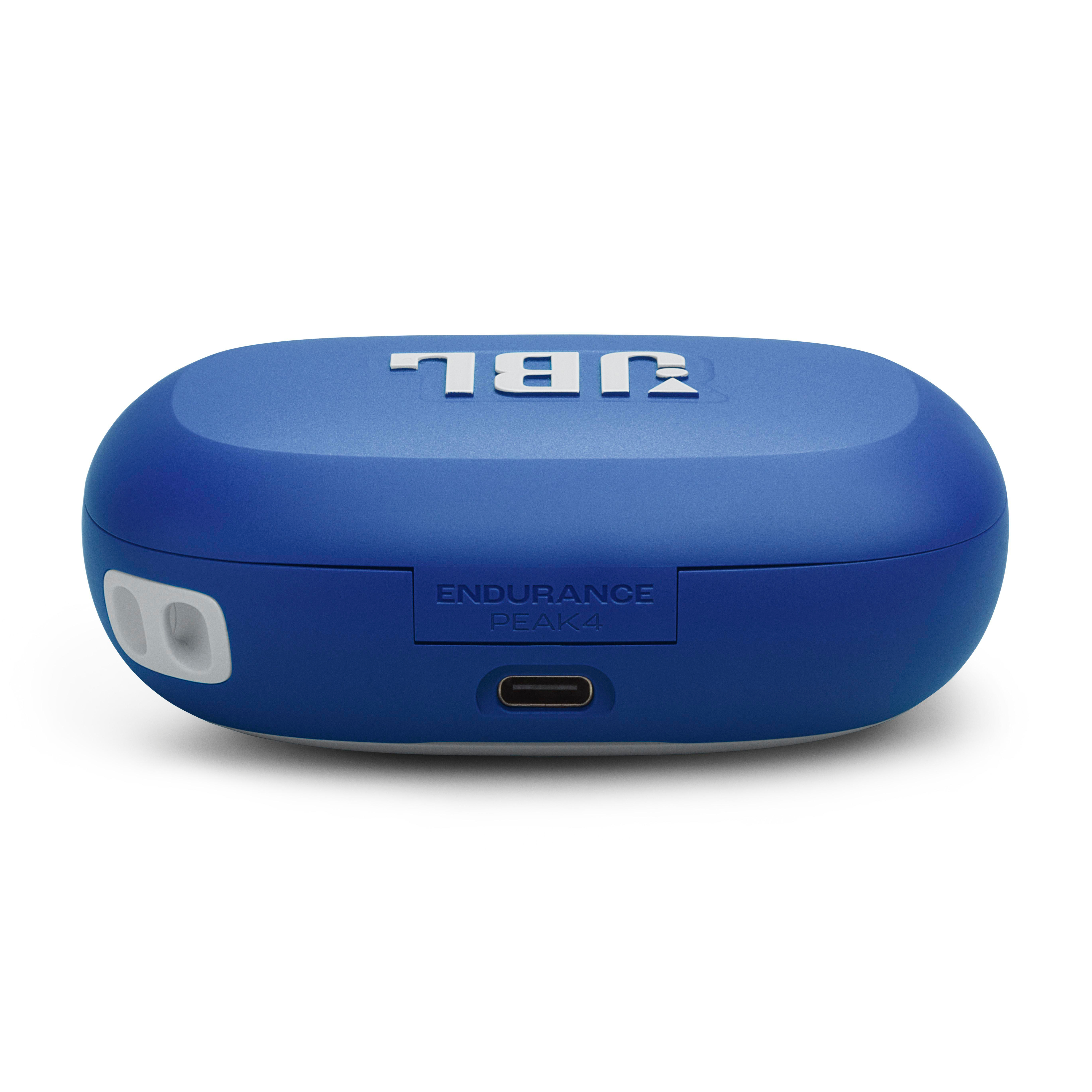 Blaue JBL-Ladehülle mit USB-C-Anschluss und geprägtem Logo.