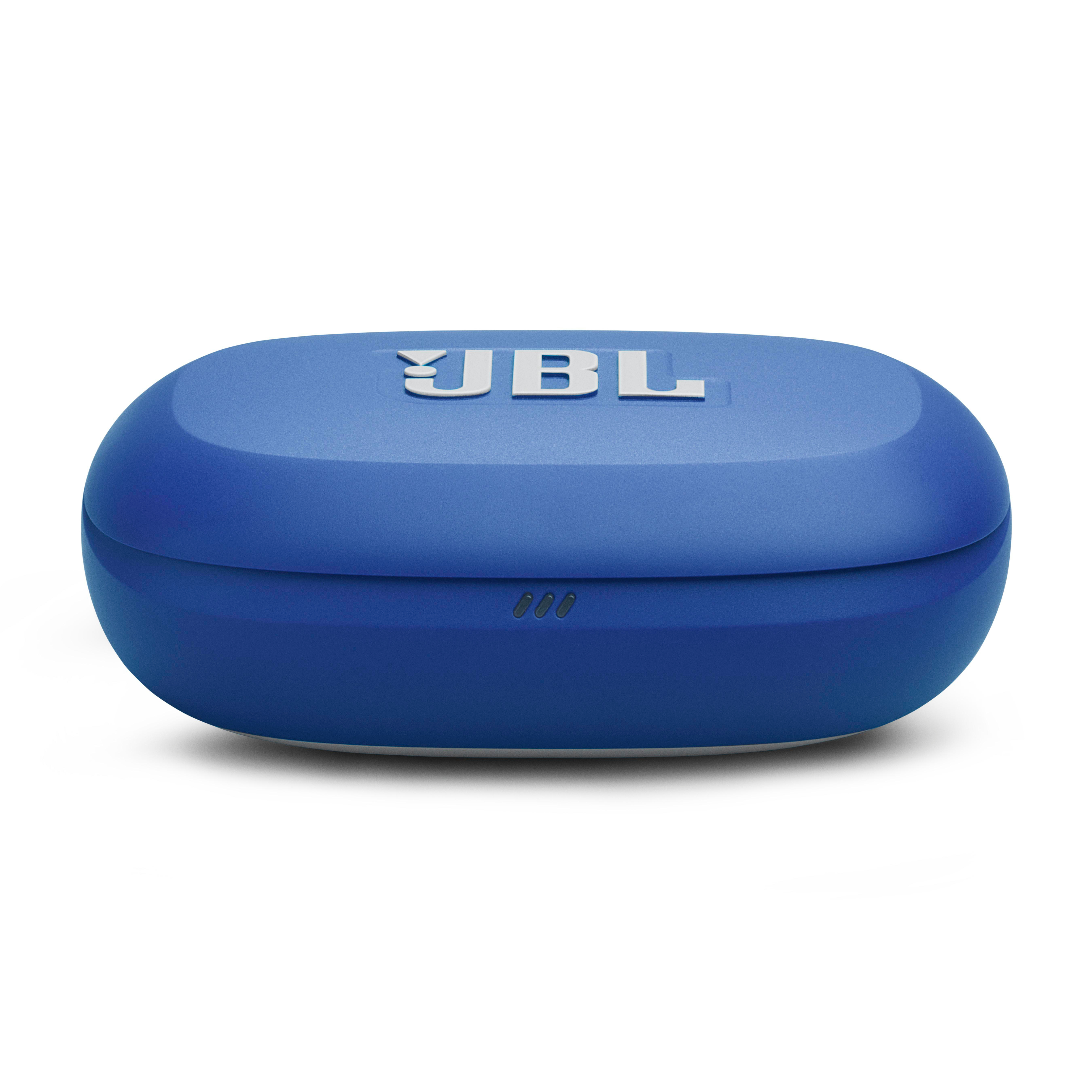 Ein blaues JBL-Ladeetui mit matter Oberfläche und erhabenem Logo.
