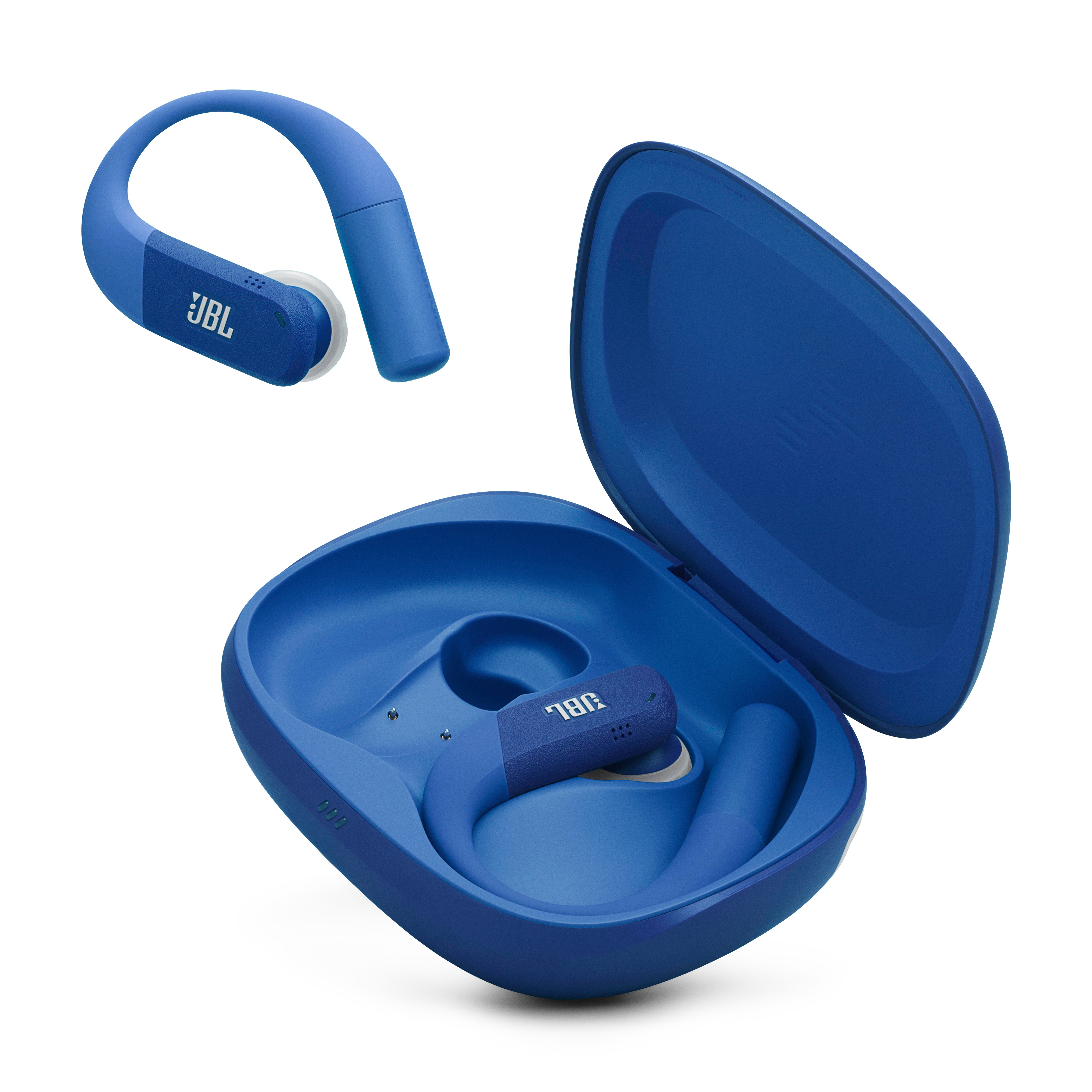 Blaue JBL Ohrhörer in einer geöffneten Ladebox auf weißem Hintergrund.