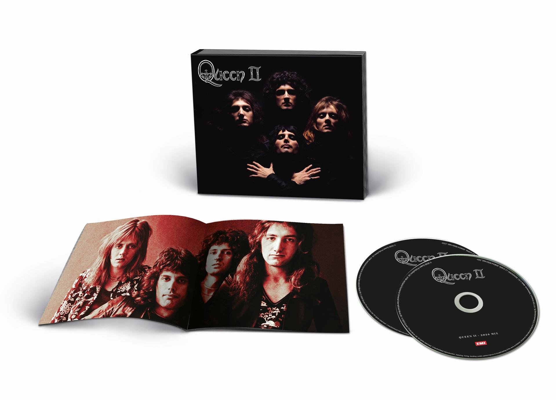Queen II Album-Box mit Buch und zwei CDs. Vier Männer posieren auf dem Cover.