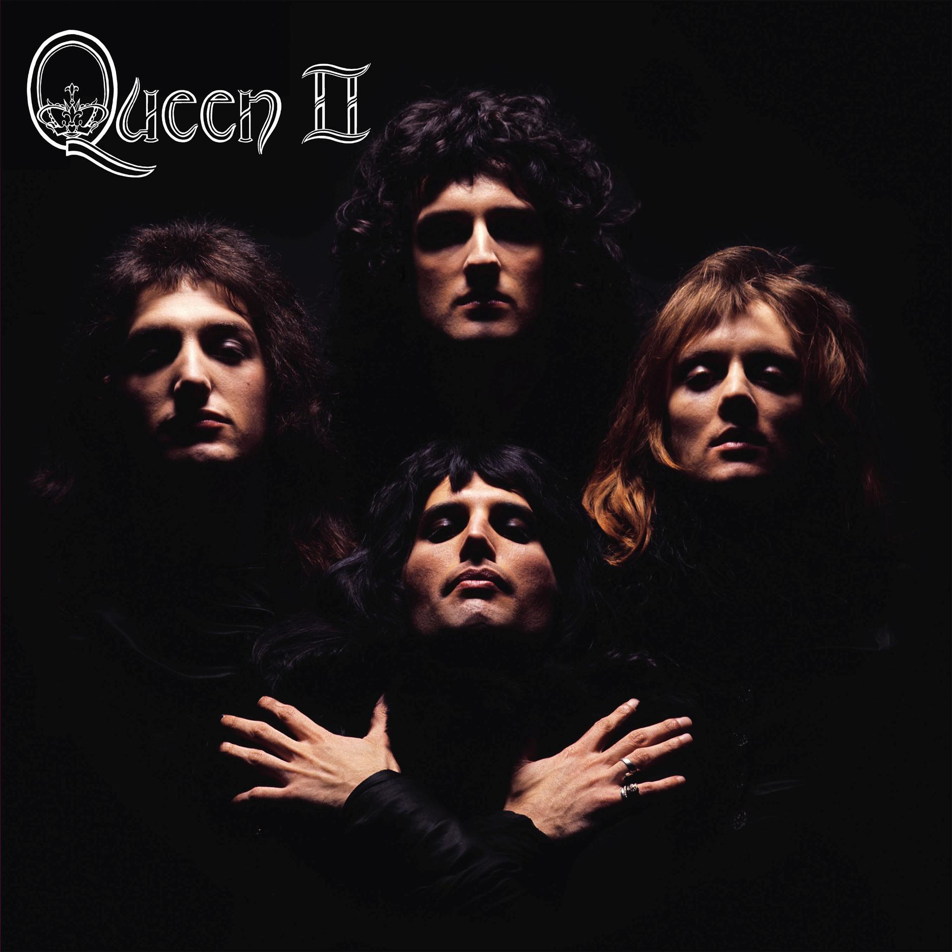 Vier Bandmitglieder von Queen posieren für ein Albumcover, dunkel und dramatisch.
