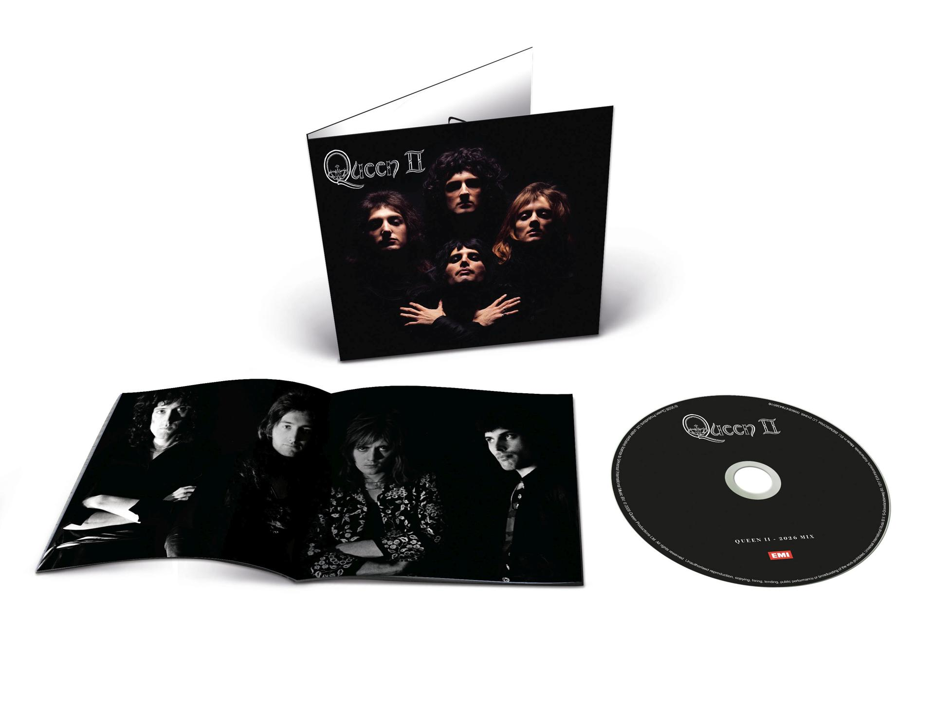 Queen II Album-Cover, ein offenes CD-Booklet und eine CD.