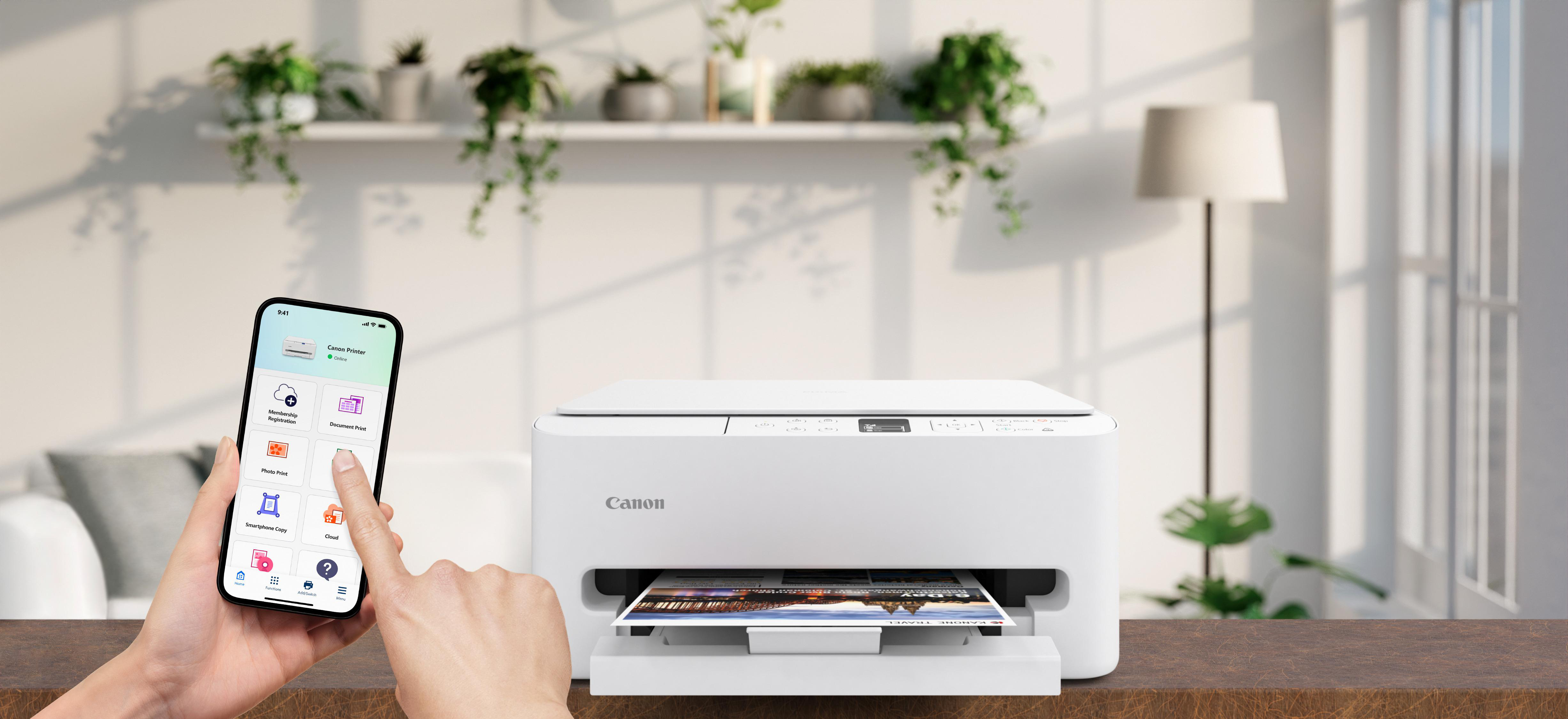 Ein Smartphone steuert einen weißen Canon-Drucker, der ein Bild druckt.
