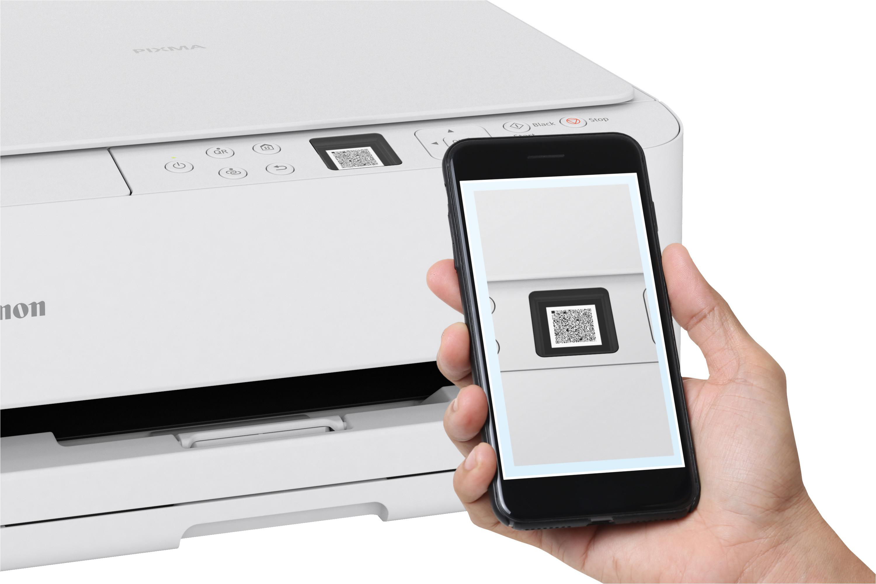 Eine Hand hält ein Smartphone, das einen QR-Code scannt, der auf einem Drucker angezeigt wird.