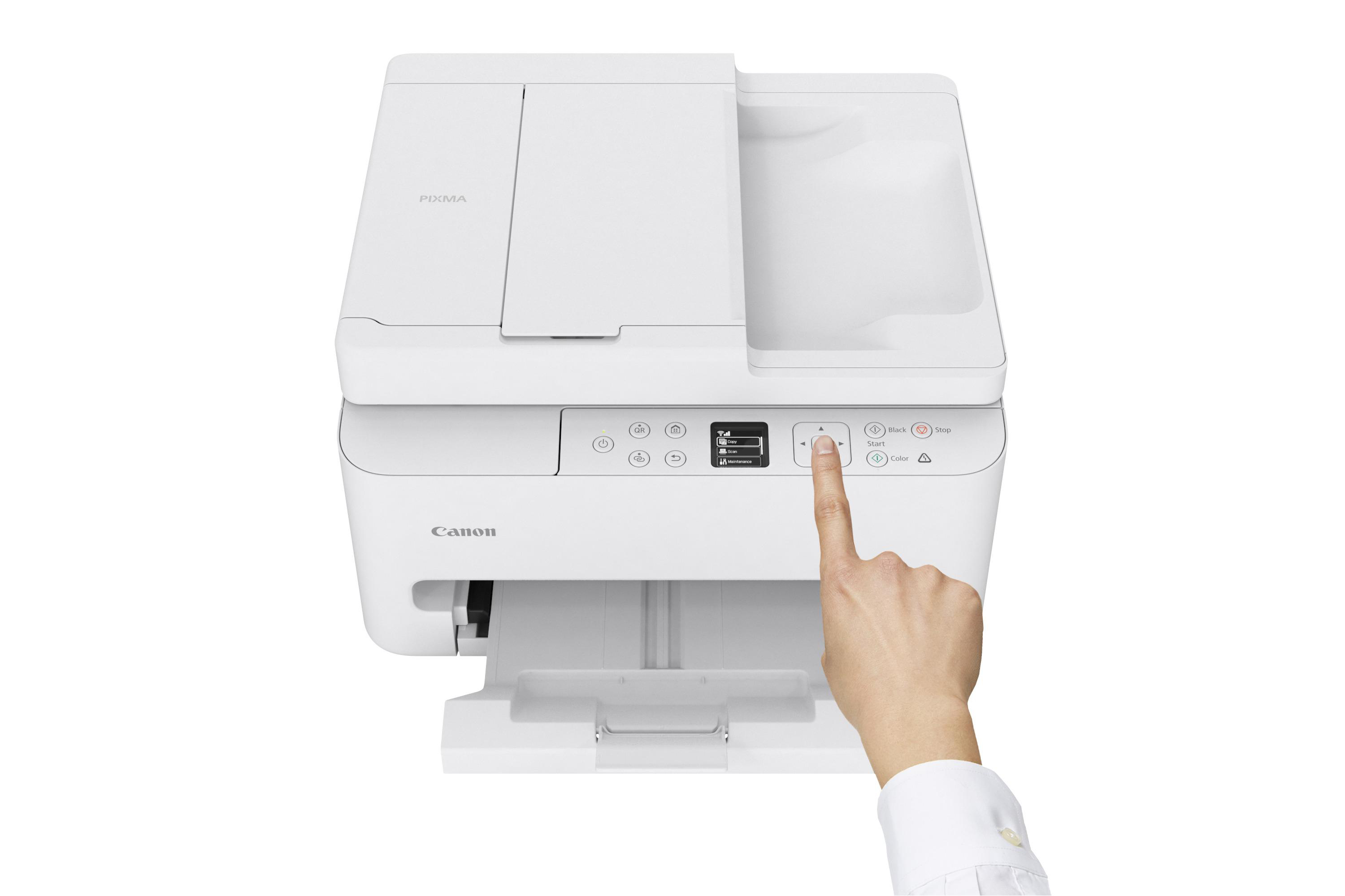 Eine Hand drückt auf die Pfeiltasten eines weißen Canon Pixma Druckers.