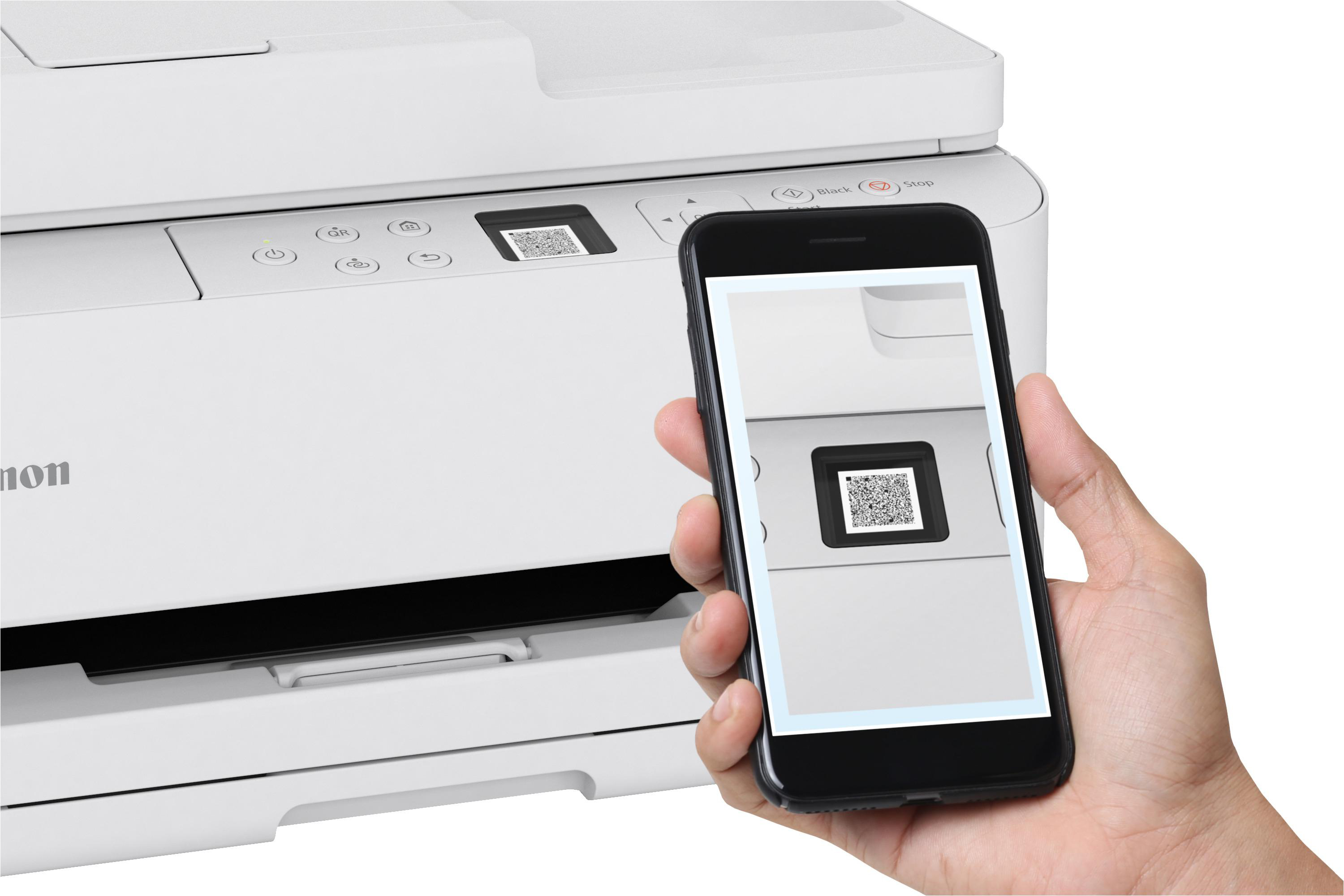 Ein Smartphone scannt einen QR-Code auf einem weißen Drucker.
