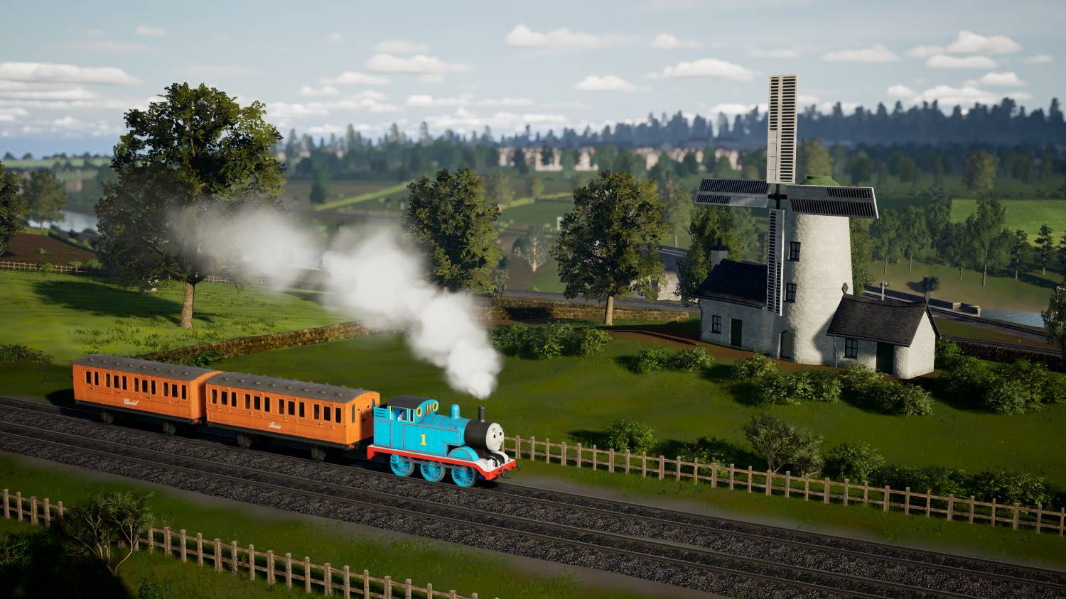 Tren azul Thomas con vagones naranjas sobre vías cerca de un molino de viento.