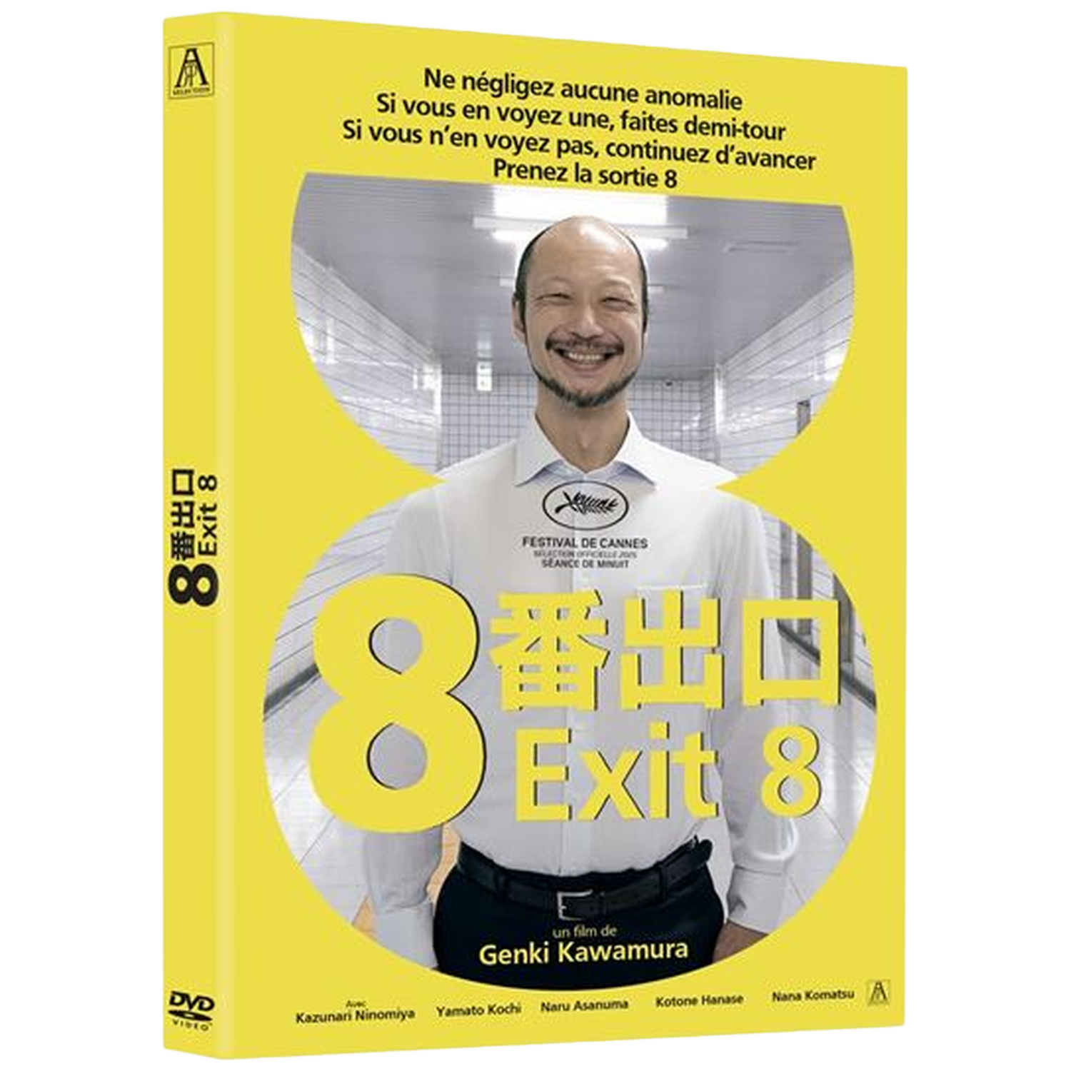 Een man glimlacht voor een gele dvd-hoes met Japanse tekst en het cijfer 8.