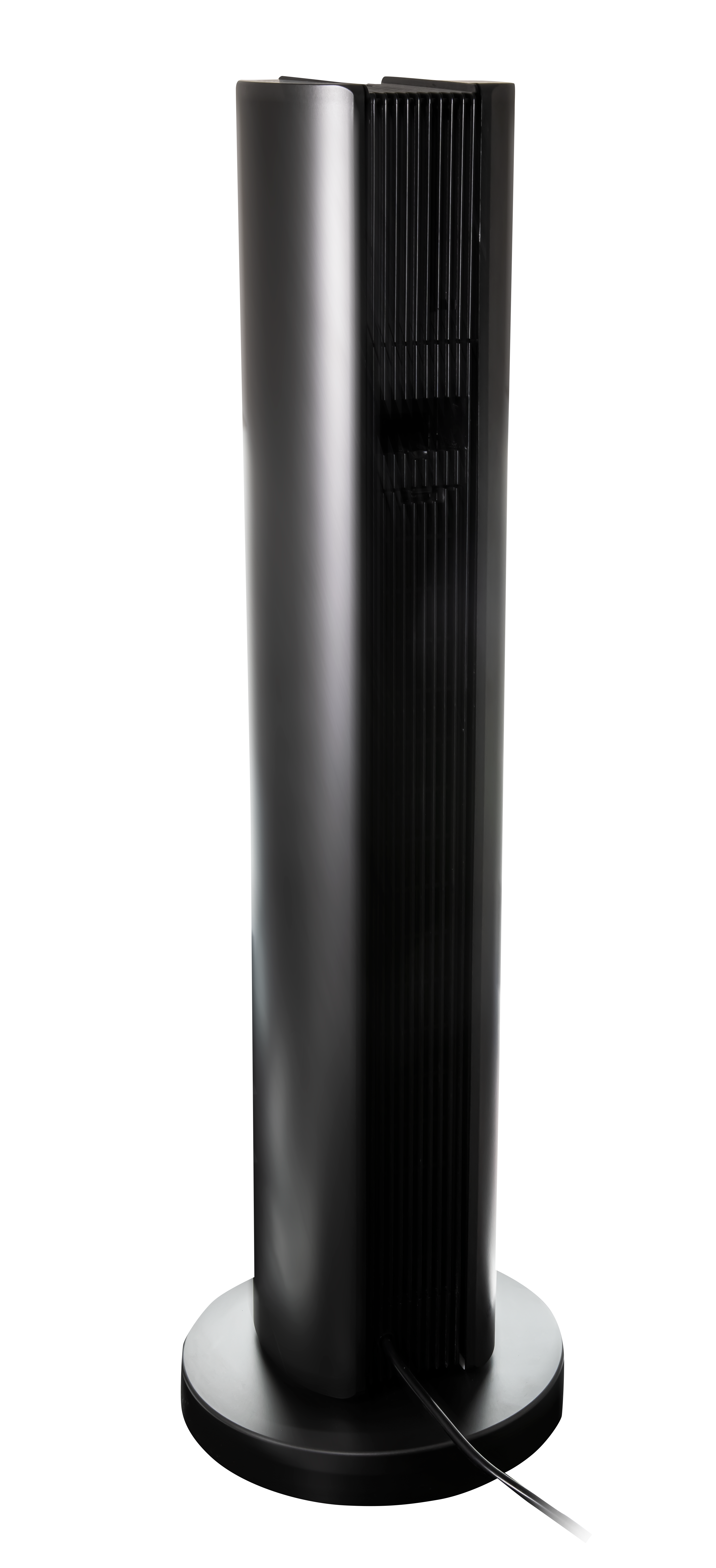 Srebrny wentylator wieżowy z czarną kratką stoi na czarnej podstawie.