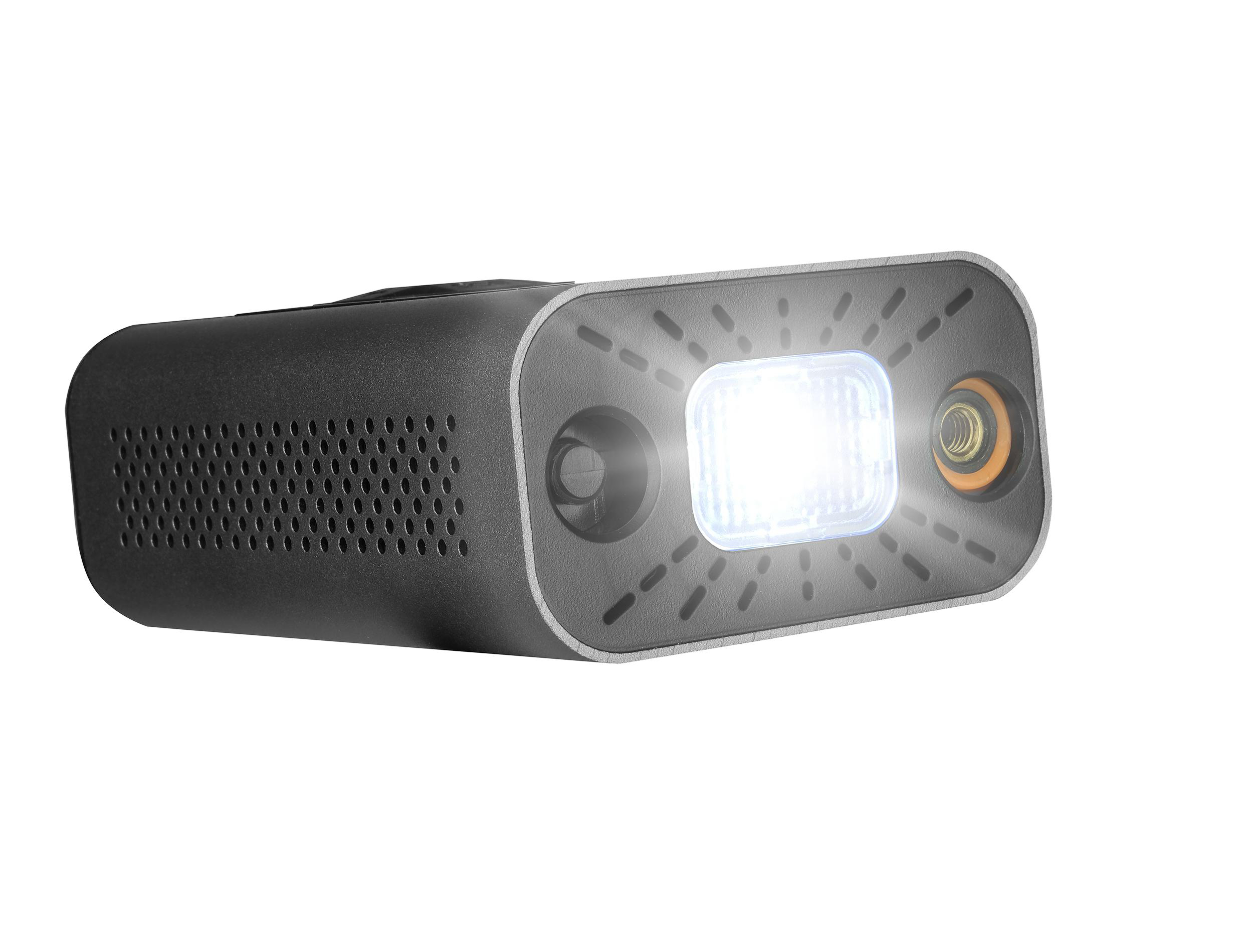 Ein dunkler, rechteckiger LED-Scheinwerfer mit zwei Lichtern und Lüftungsschlitzen.