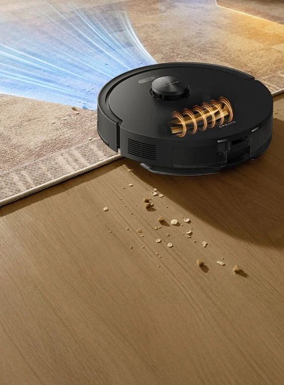 Czarny robot sprzątający czyści dywan i drewnianą podłogę z zanieczyszczeń.