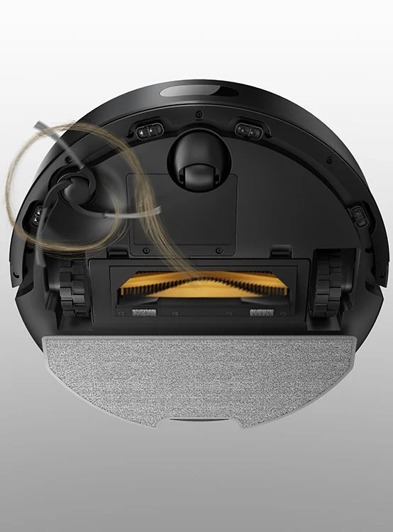 Spód czarnego robota odkurzającego z widocznymi szczotkami i kołami.