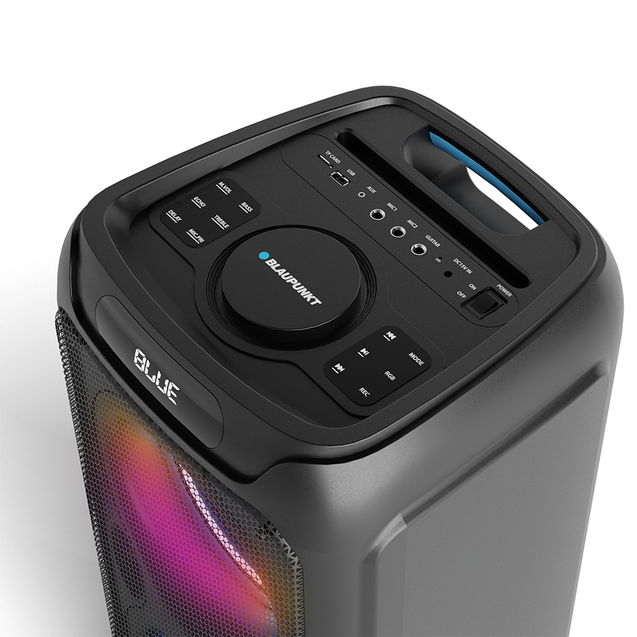 Renkli ışıklara ve kontrol düğmelerine sahip siyah bir Blaupunkt hoparlör.