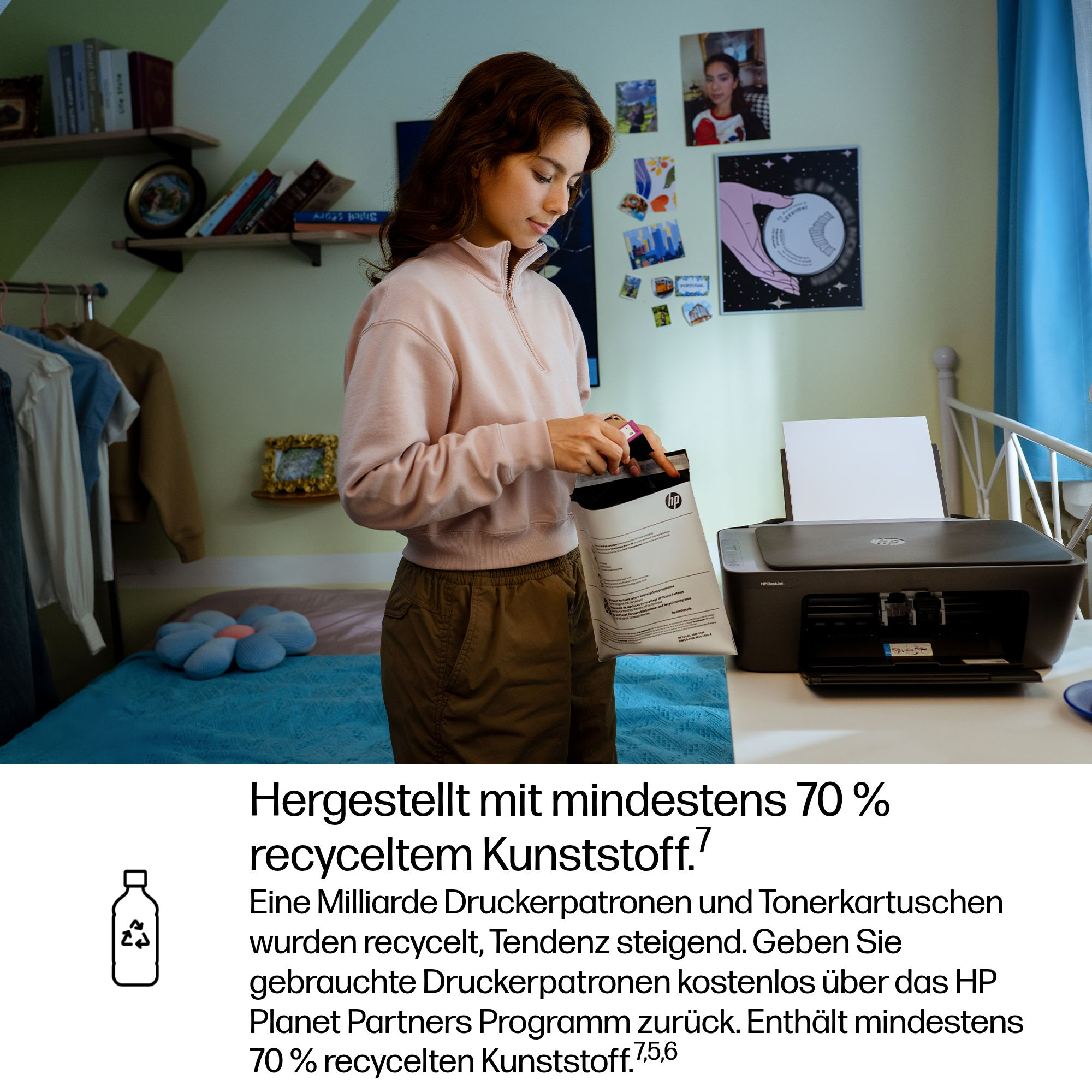 Eine junge Frau in einem Schlafzimmer hält eine HP-Verpackung. Ein Drucker steht daneben.